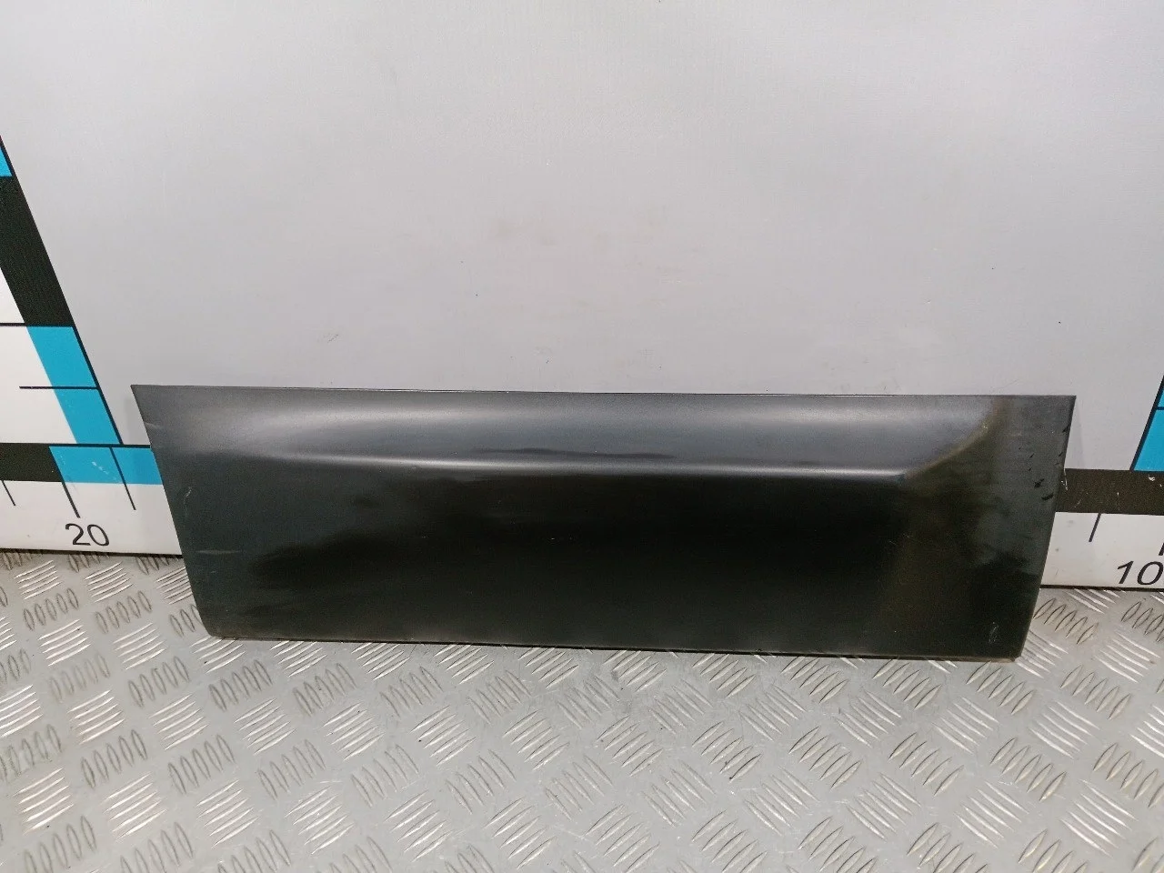 [Б/У] Накладка двери задней правой - Царапины [Незначительные дефекты] [Код: 00575325 ]