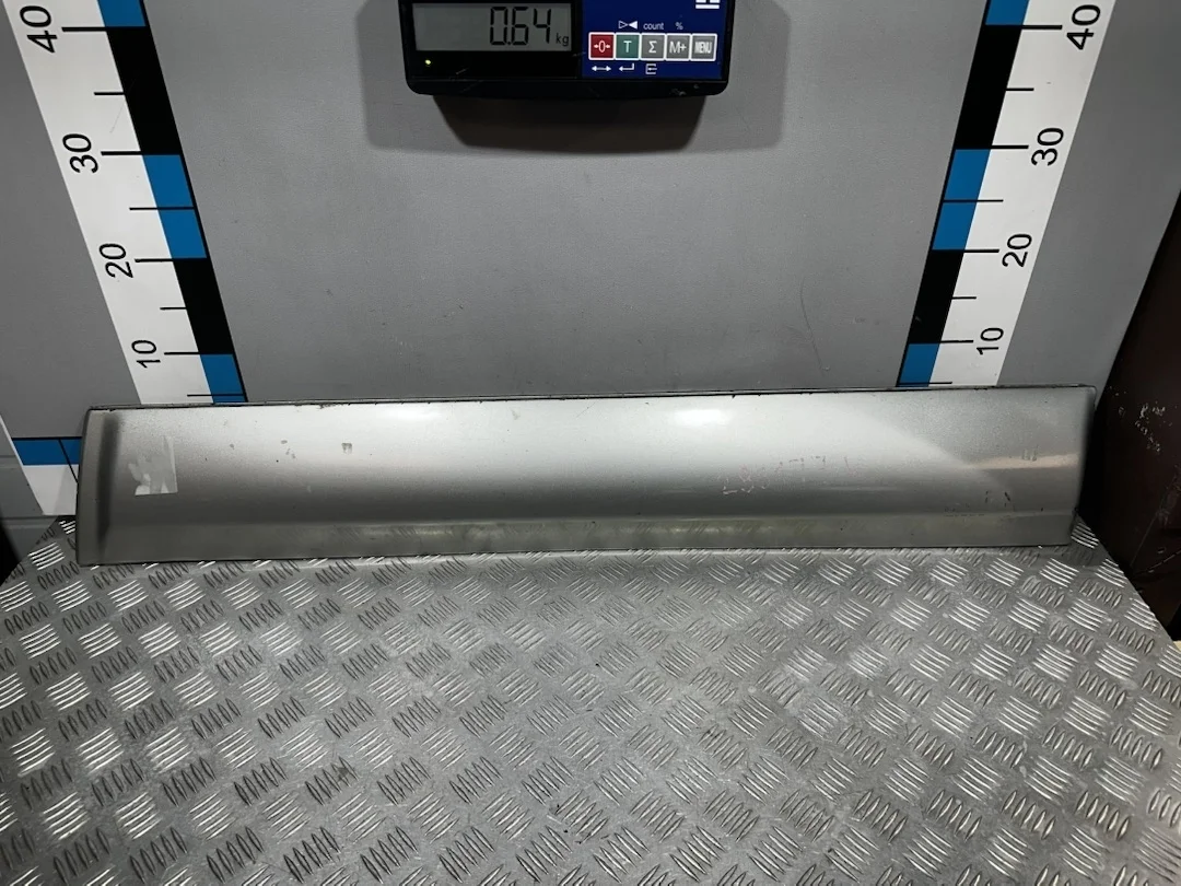 [Б/У] Накладка двери передней правой - вмятинки по бокам [Незначительные дефекты] [Код: 00666694 ]