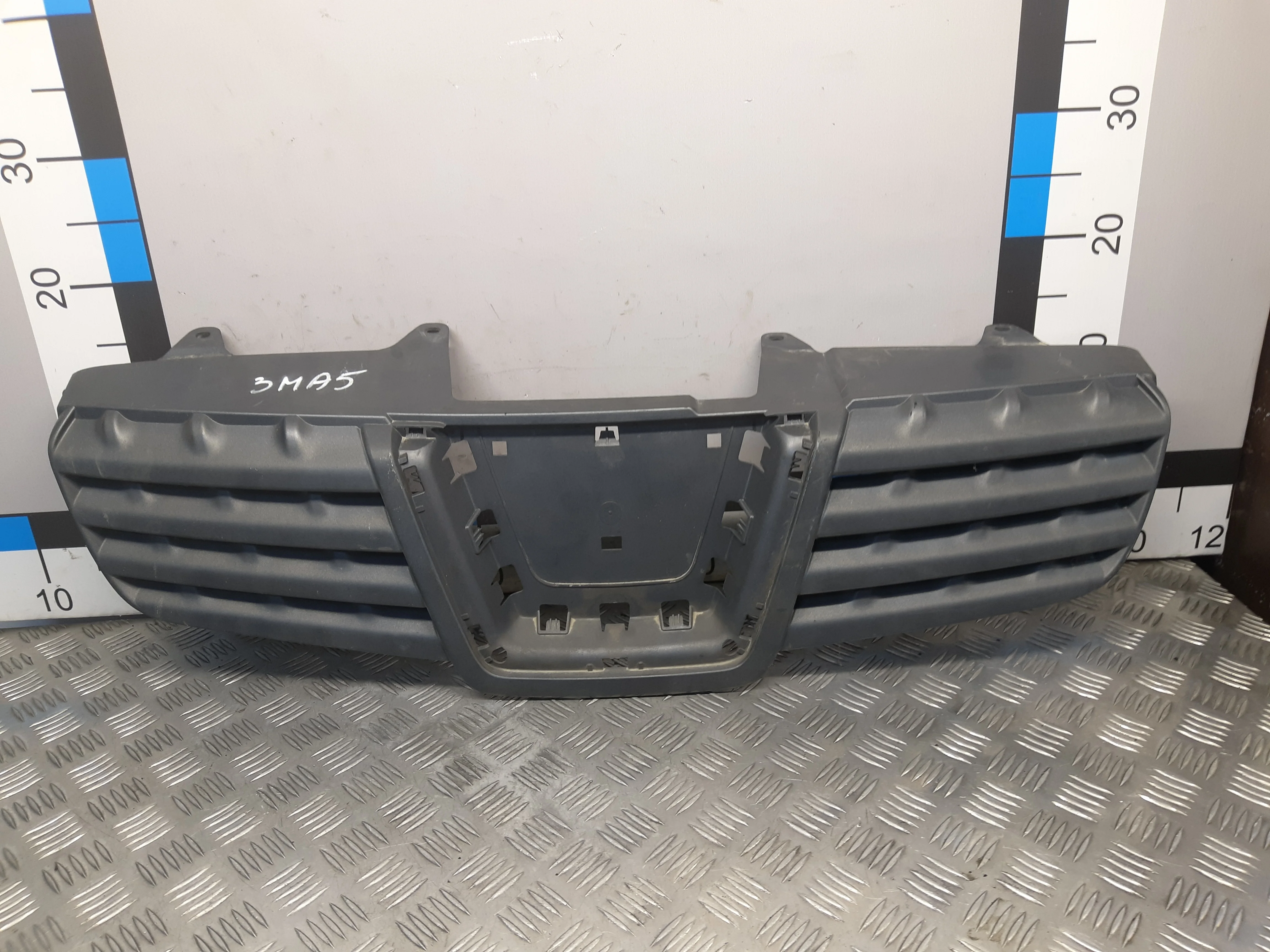 [Б/У] Решетка Радиатора - без эмблемы, нет 2 креплений [Незначительные дефекты] [Код: 00351826]