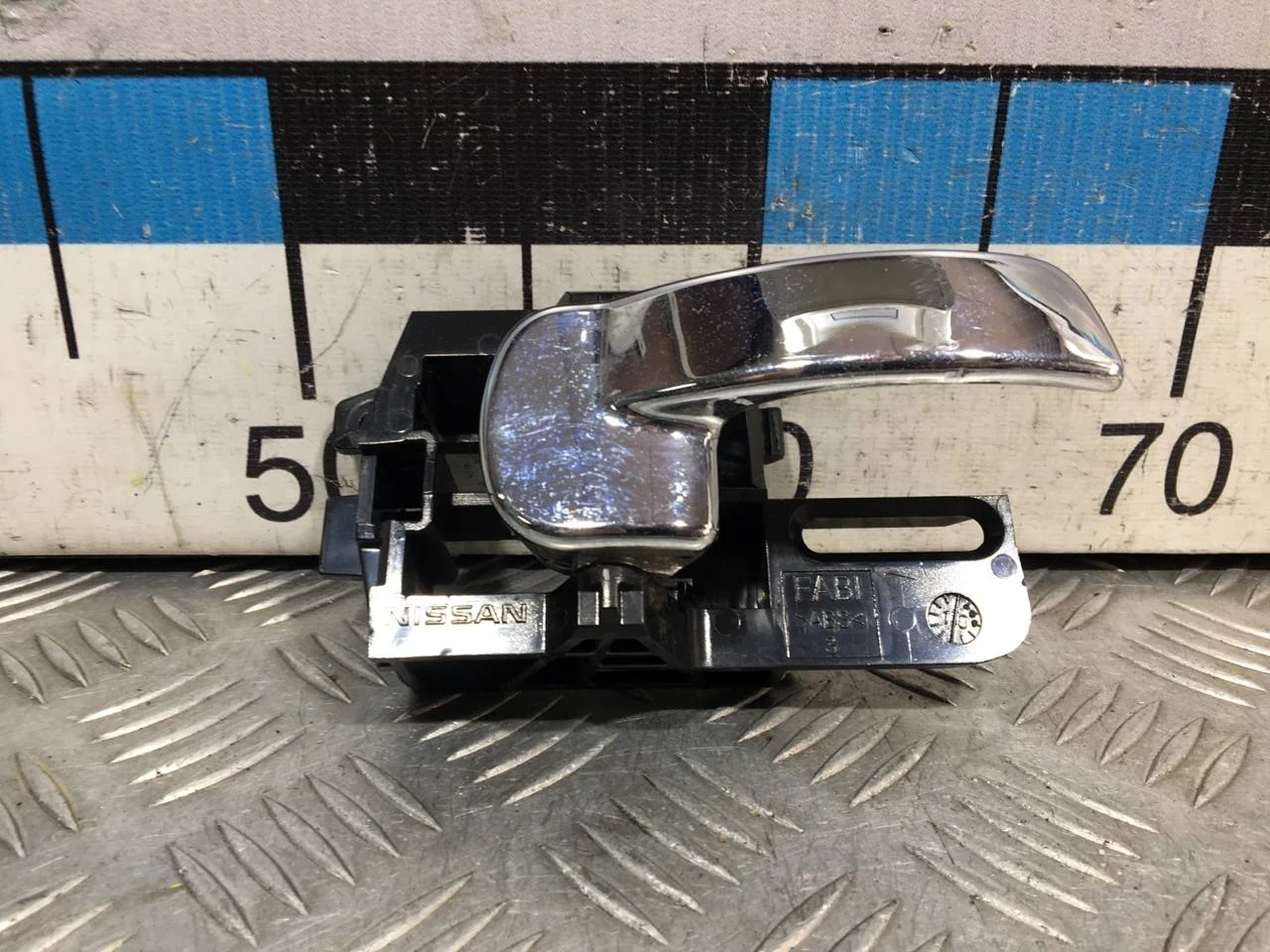 [Б/У] Ручка двери внутренняя правая - (Состояние: точки на хроме ручки) [ХОРОШЕЕ] [Код: 00600901]