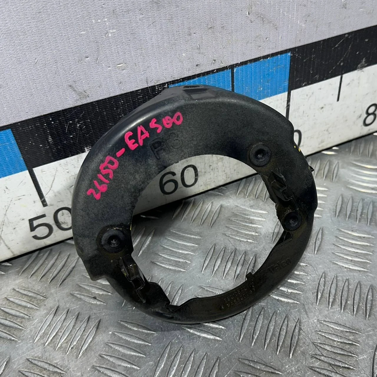 [ЧАСТЬ Б/У] Фара противотуманная правая - только кронштейн фары [ХОРОШЕЕ] [Код: 00596681 ]