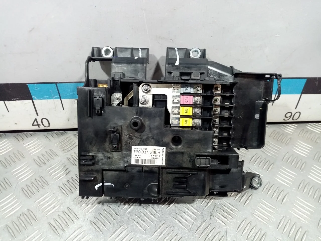 [Б/У] Блок предохранителей - Трещина на одном креплении [ХОРОШЕЕ] [Код: 00596258 ]