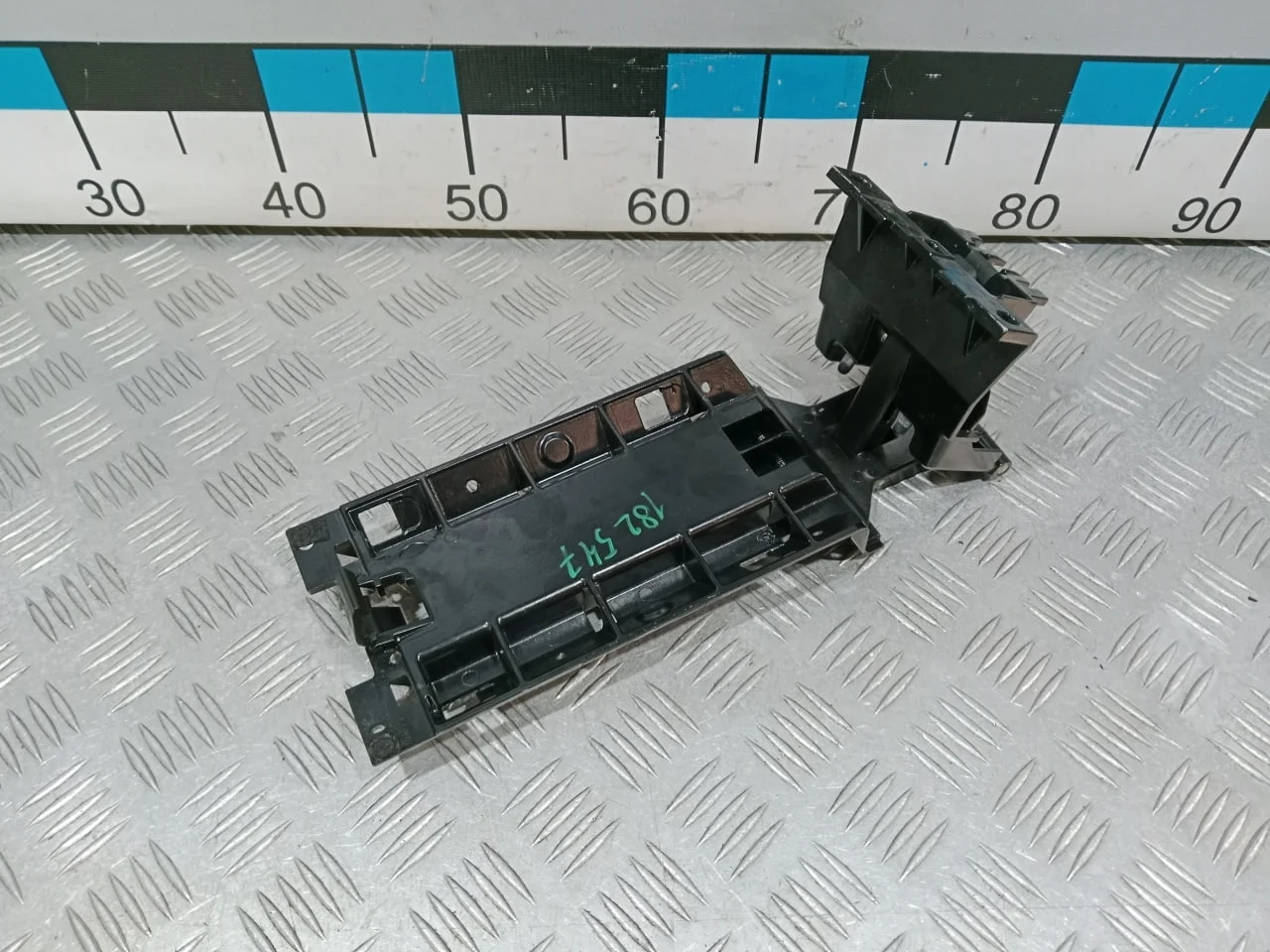 [Б/У] Кронштейн подлокотника [Код: 00654769 ]