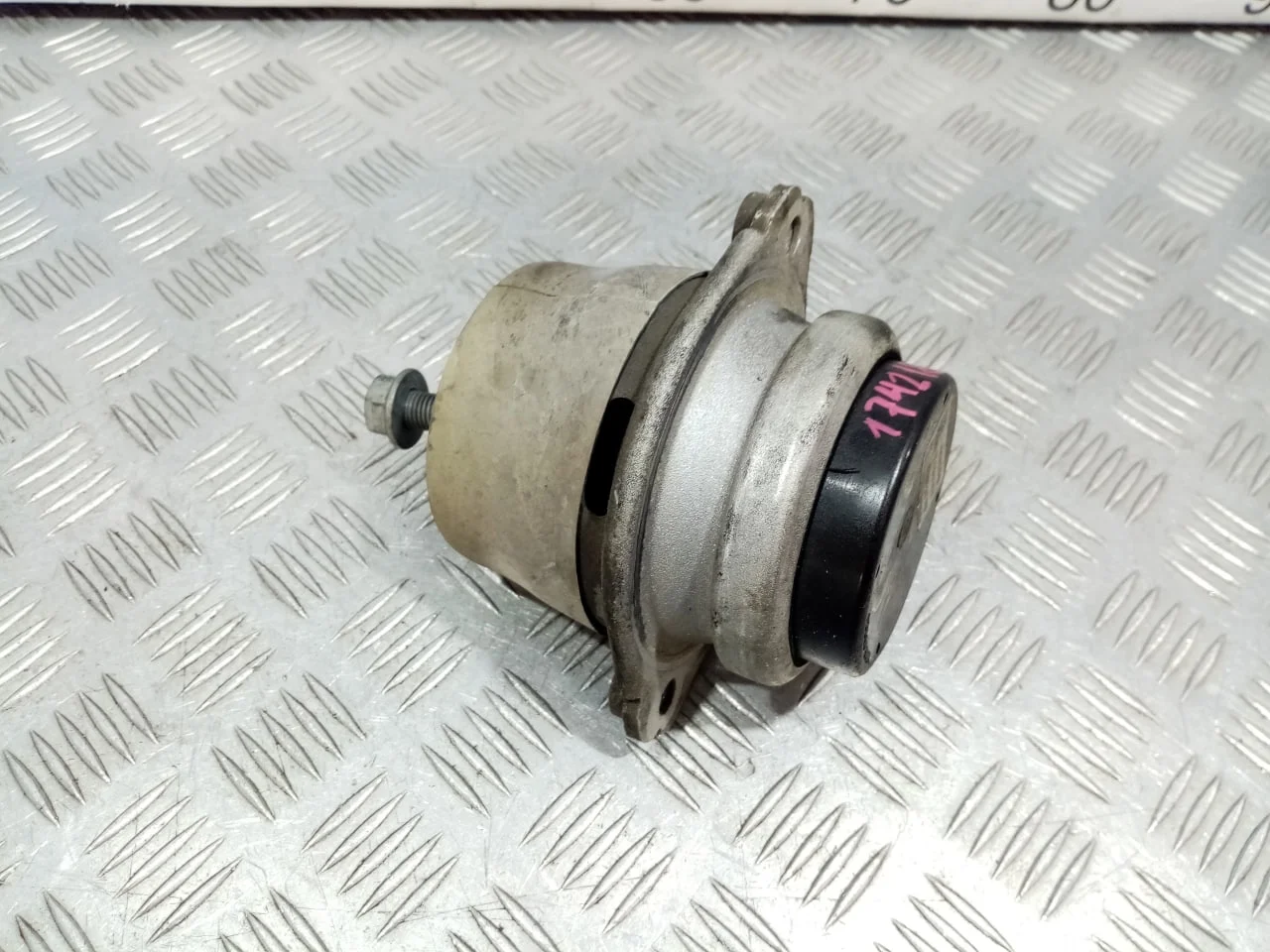 [Б/У] Опора двигателя правая [Код: 00640661 ]