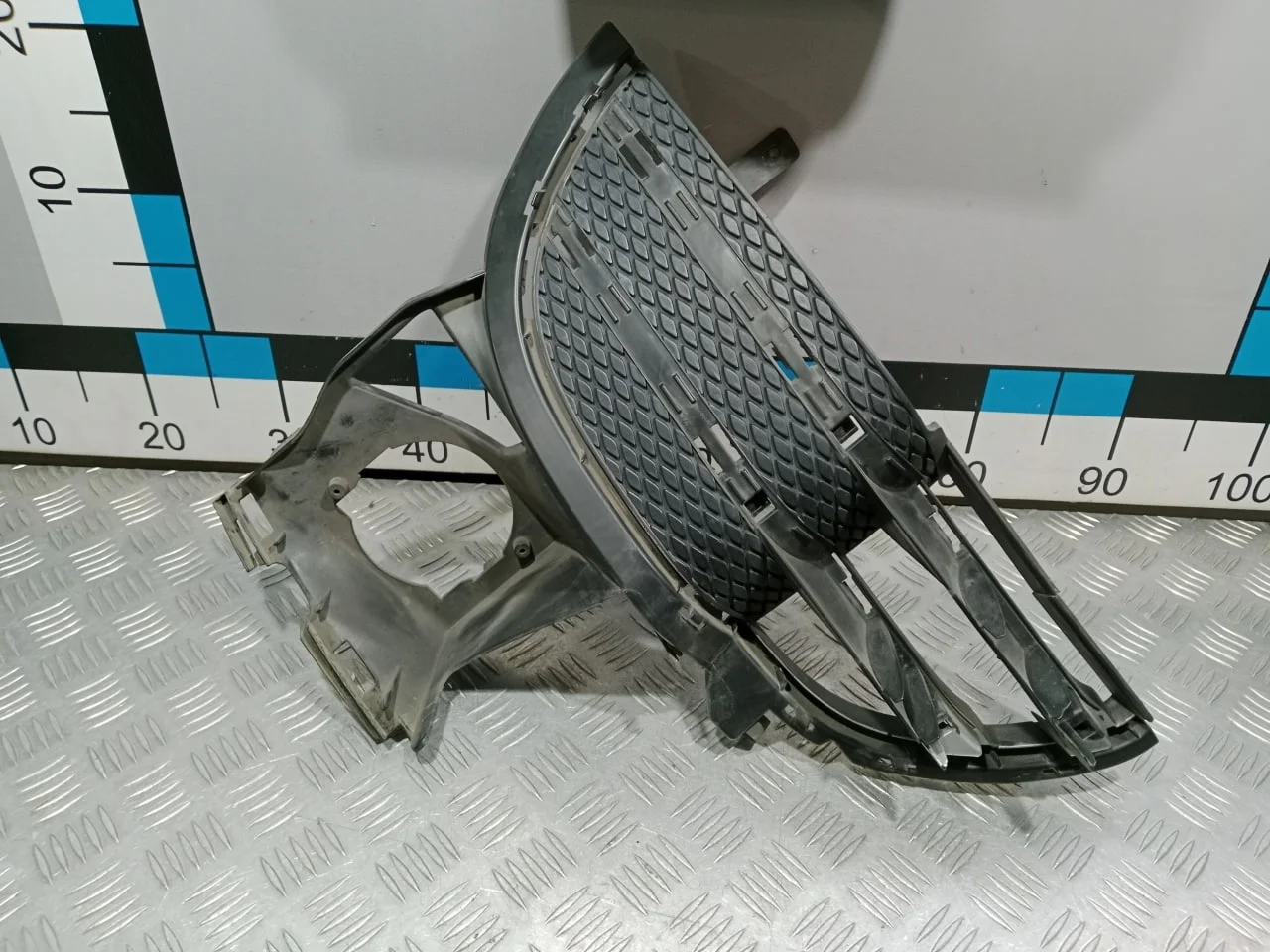 [Б/У] Решетка в бампер правая - Несколько маленьких трещин [Незначительные дефекты] [Код: 00668526 ]