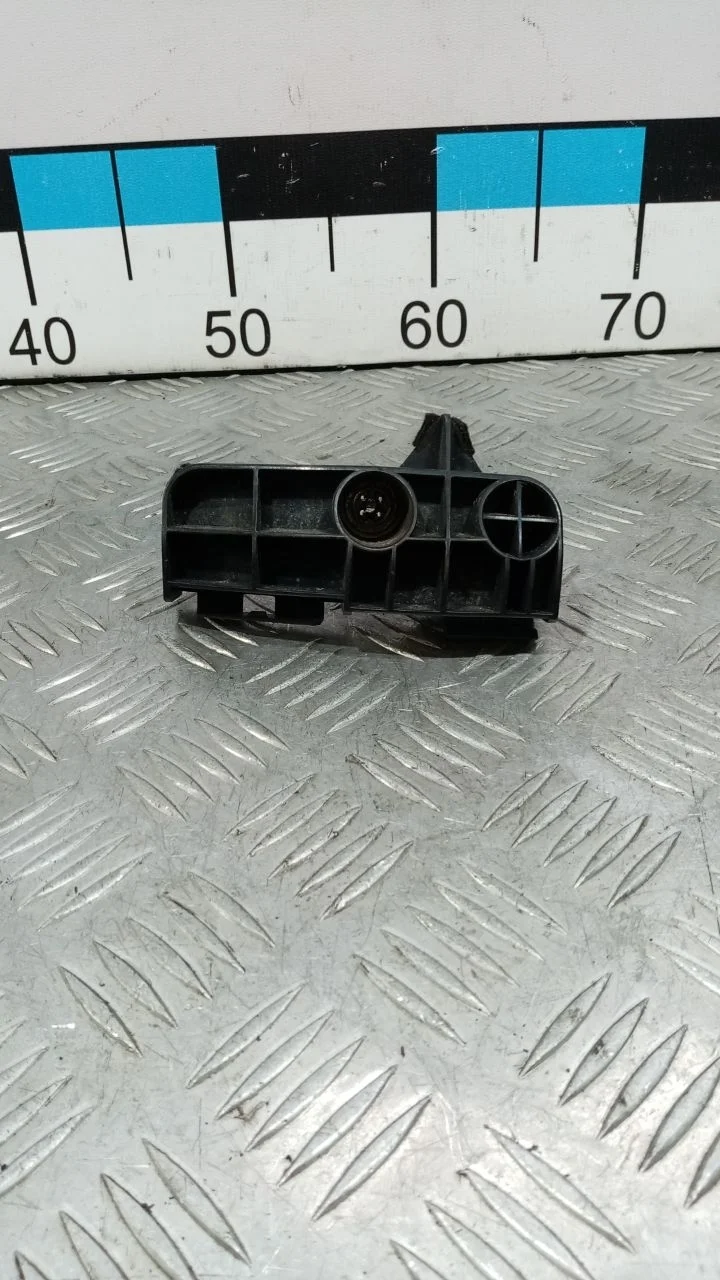 [Б/У] Кронштейн заднего бампера правый Toyota [Код: 00377075]