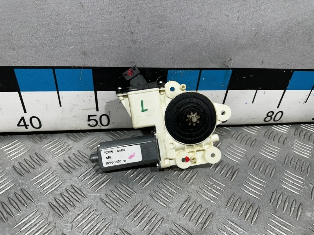 [ЧАСТЬ Б/У] Стеклоподъемник электр. задний левый - только моторчик [ХОРОШЕЕ] [Код: 00676969 ]