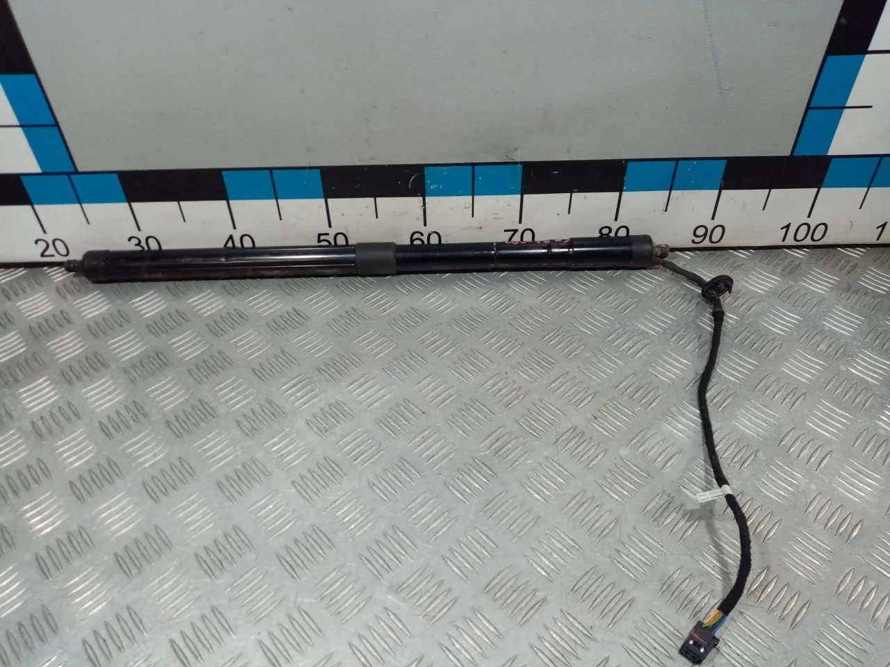 [Б/У] Амортизатор двери багажника VW Touareg [Код: 00670013 ]