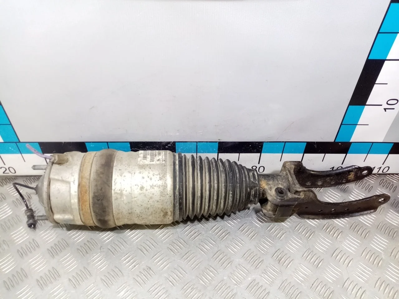 [Б/У] Амортизатор передний левый (пневмо) - (Состояние: разбита фишка) [Код: 00572429 ]