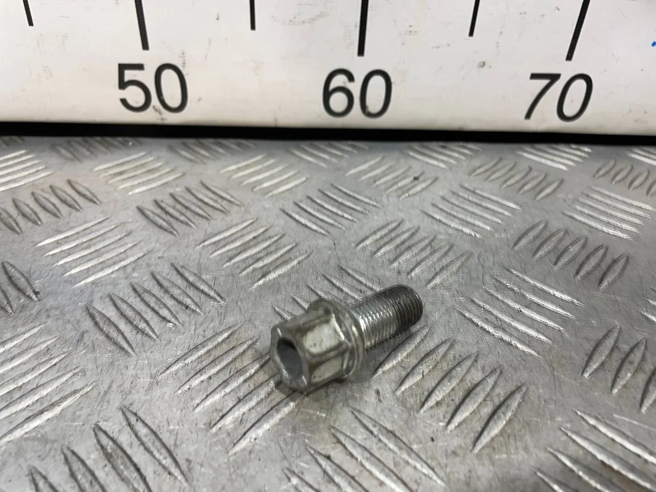 [Б/У] Болт колесный M14X1,5X27 [Код: 00638632 ]
