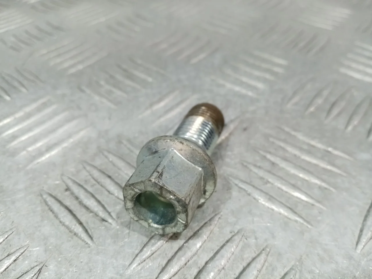 [Б/У] Болт колесный M14X1,5X27 [Код: 00652013 ]