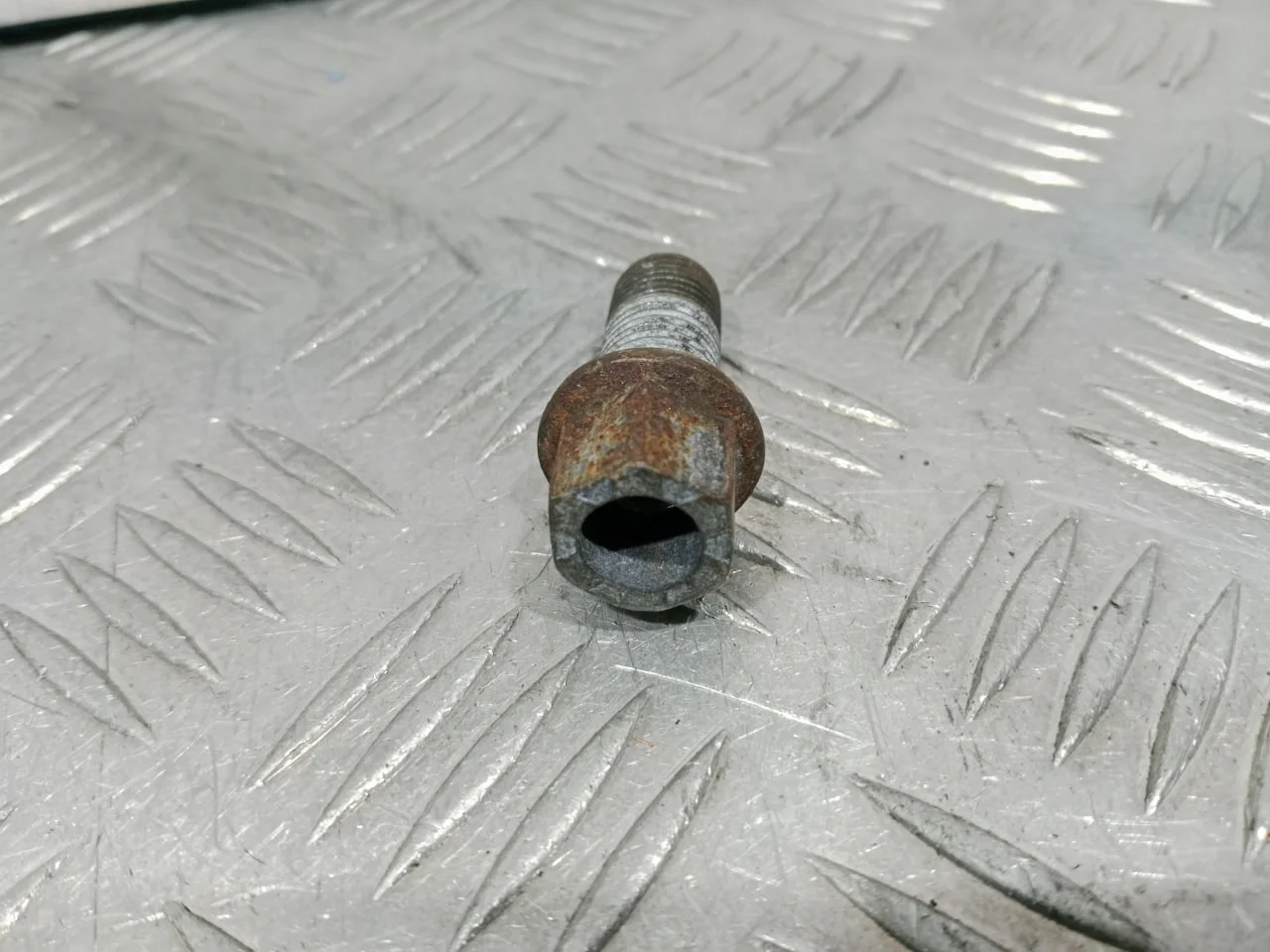 [Б/У] Болт колесный M14X1,5X27 [Код: 00597275 ]