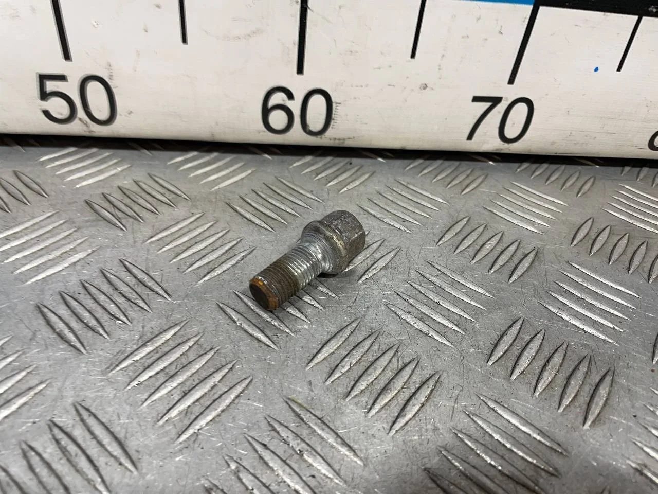 [Б/У] Болт колесный M14X1,5X27 [Код: 00641526 ]