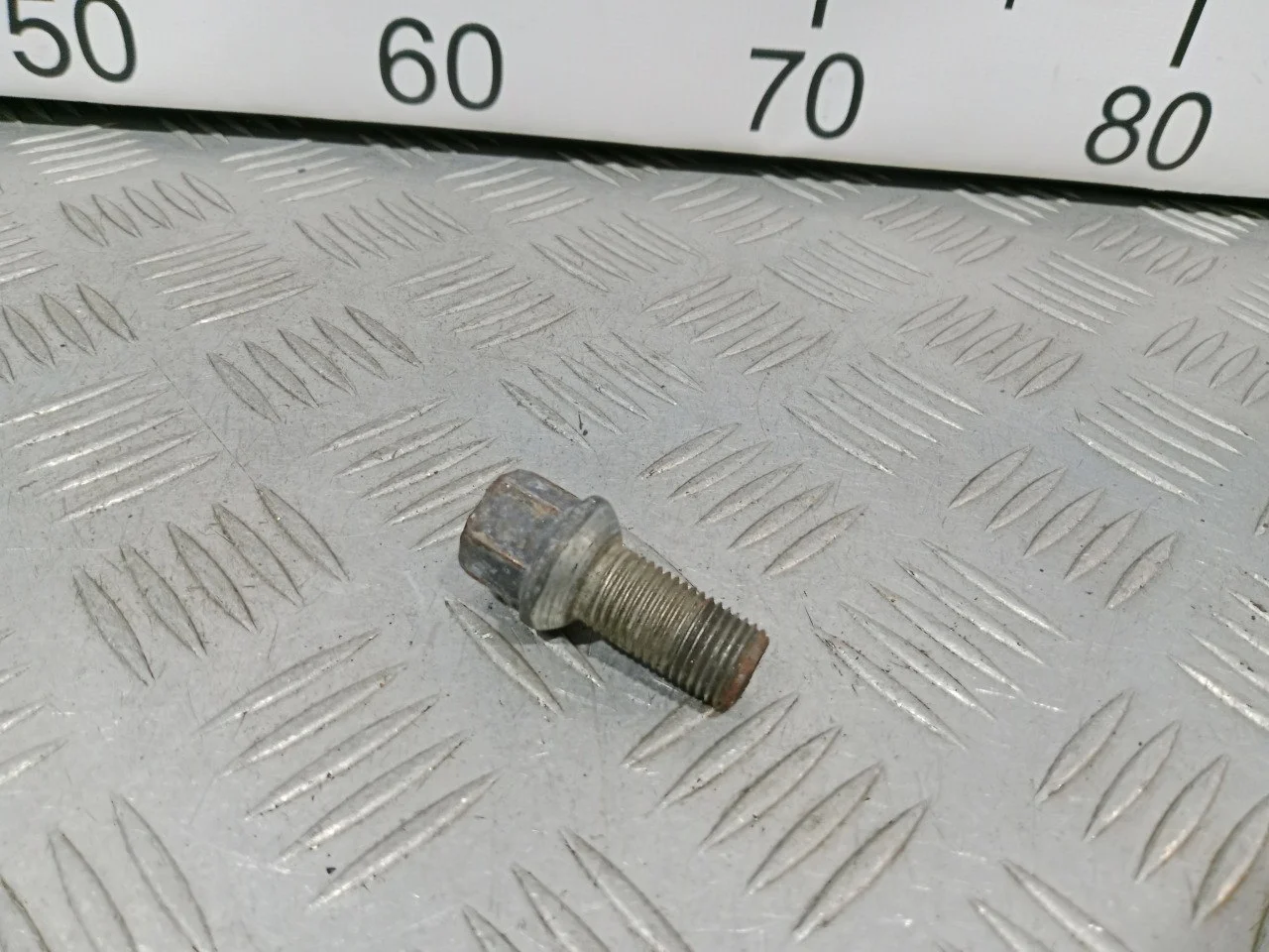 [Б/У] Болт колесный M14X1,5X27 [Код: 00614092 ]