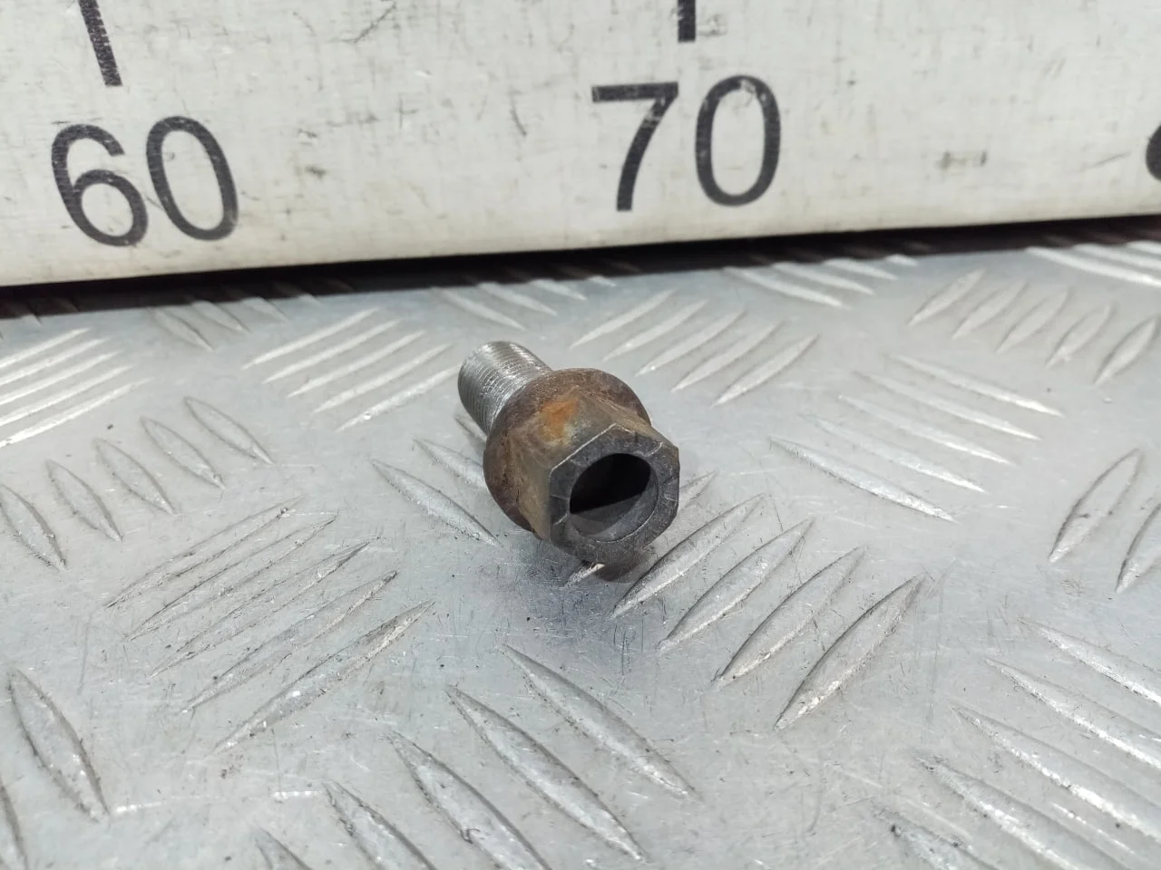 [Б/У] Болт колесный M14X1,5X27 [Код: 00609169 ]