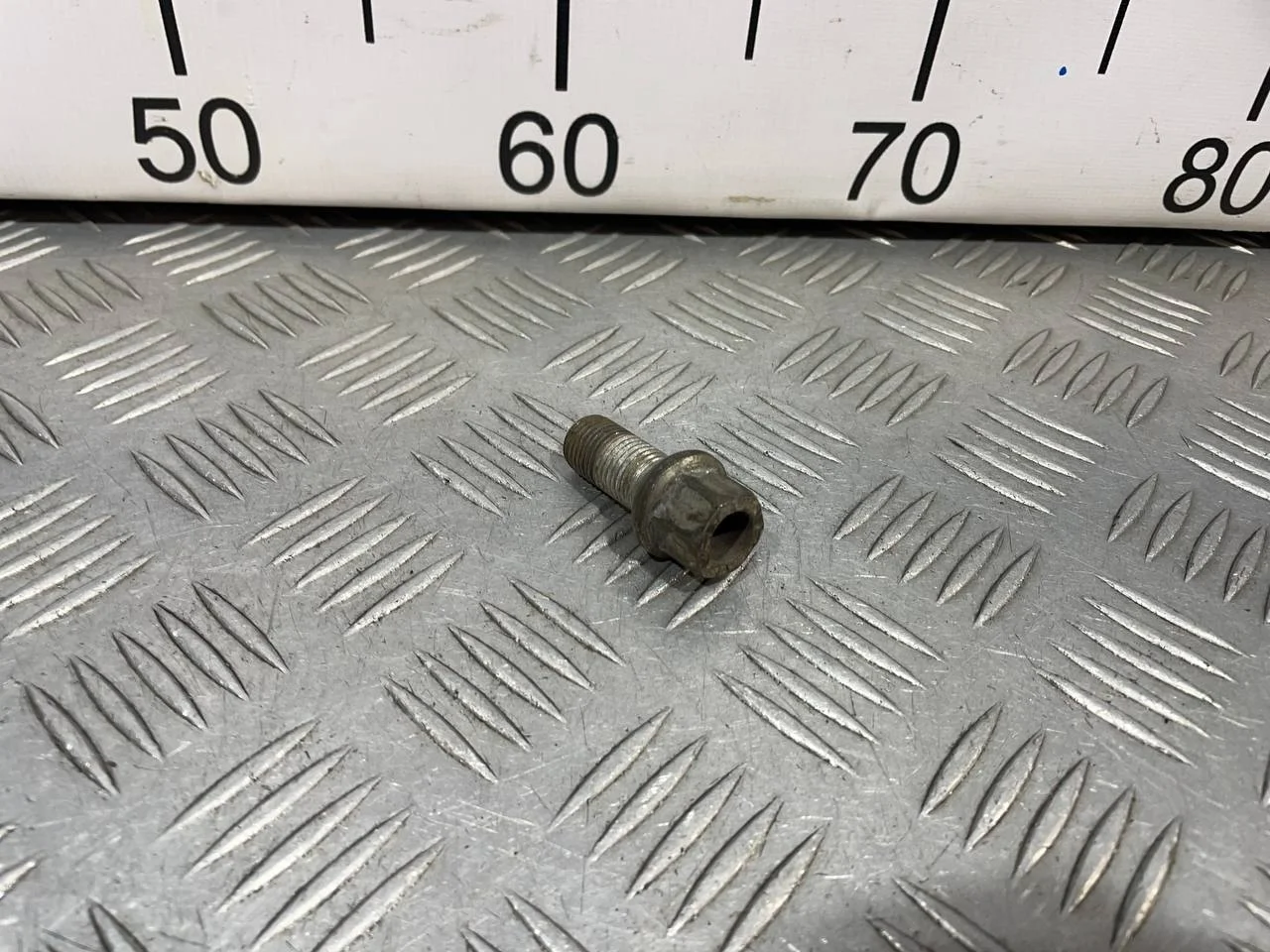 [Б/У] Болт колесный M14X1,5X27 [Код: 00620709 ]