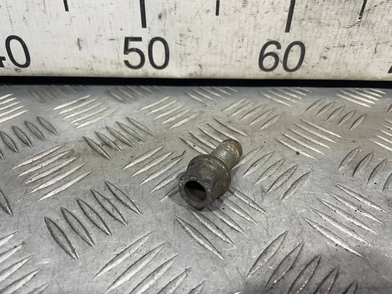 [Б/У] Болт колесный M14X1,5X27 [Код: 00605141 ]