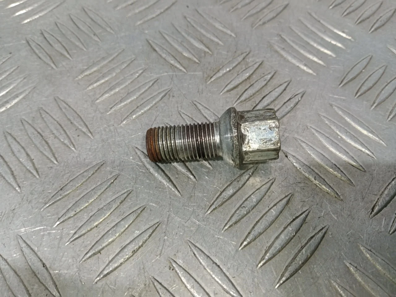 [Б/У] Болт колесный M14X1,5X27 [Код: 00522582 ]
