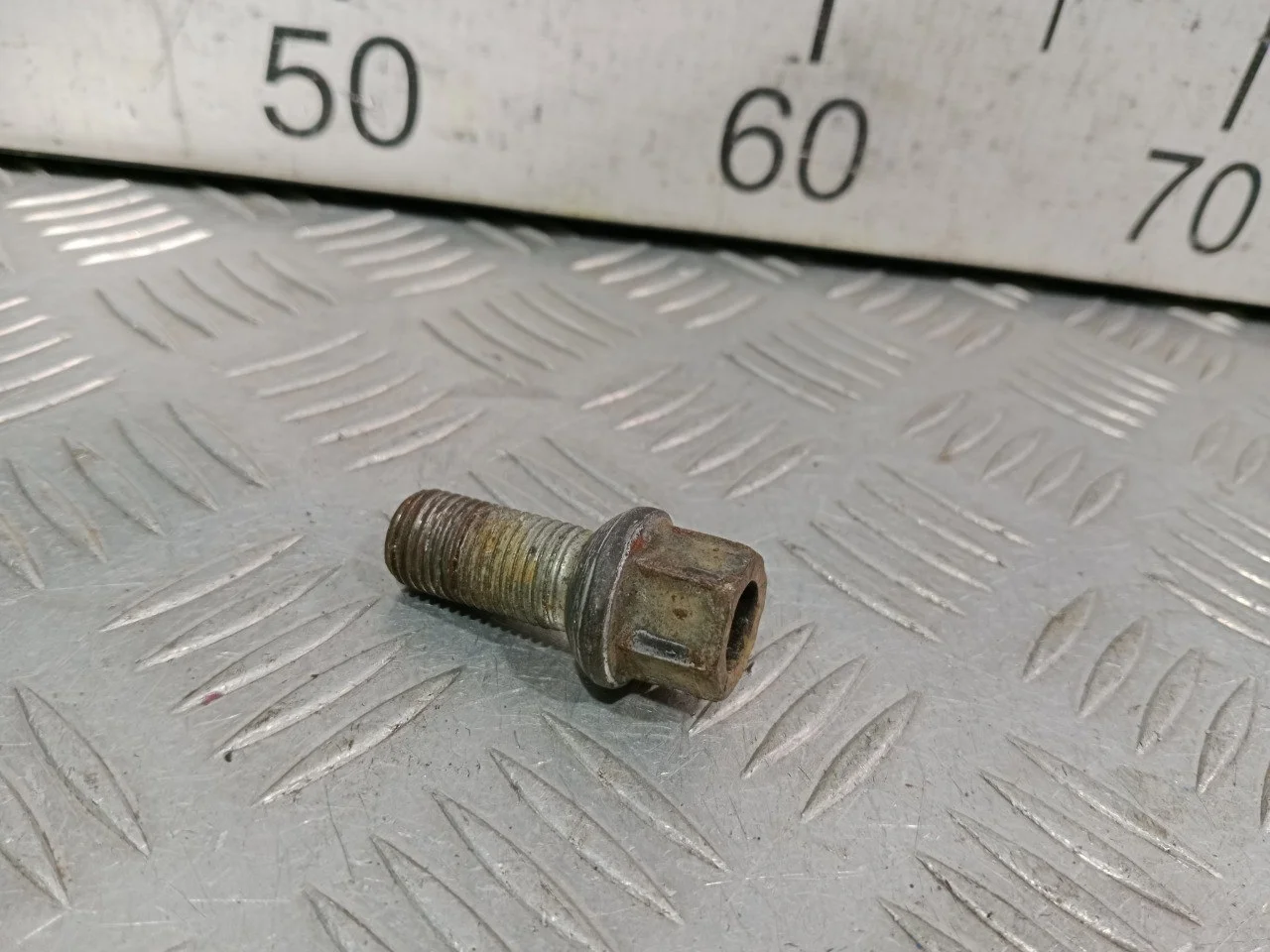 [Б/У] Болт колесный M14X1,5X27 [Код: 00611710 ]