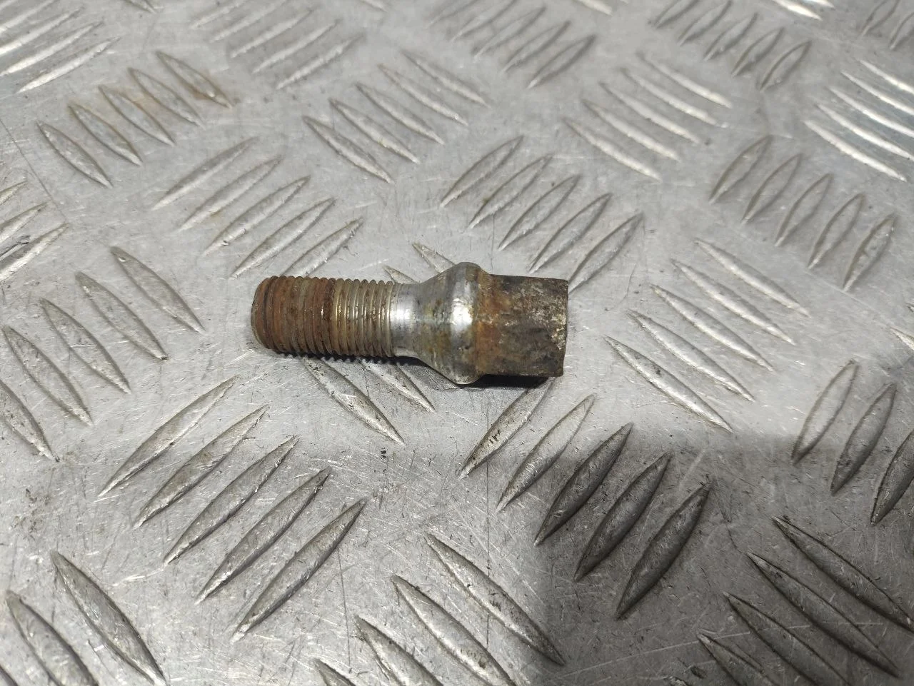 [Б/У] Болт колесный M14X1,5X27 [Код: 00671181 ]