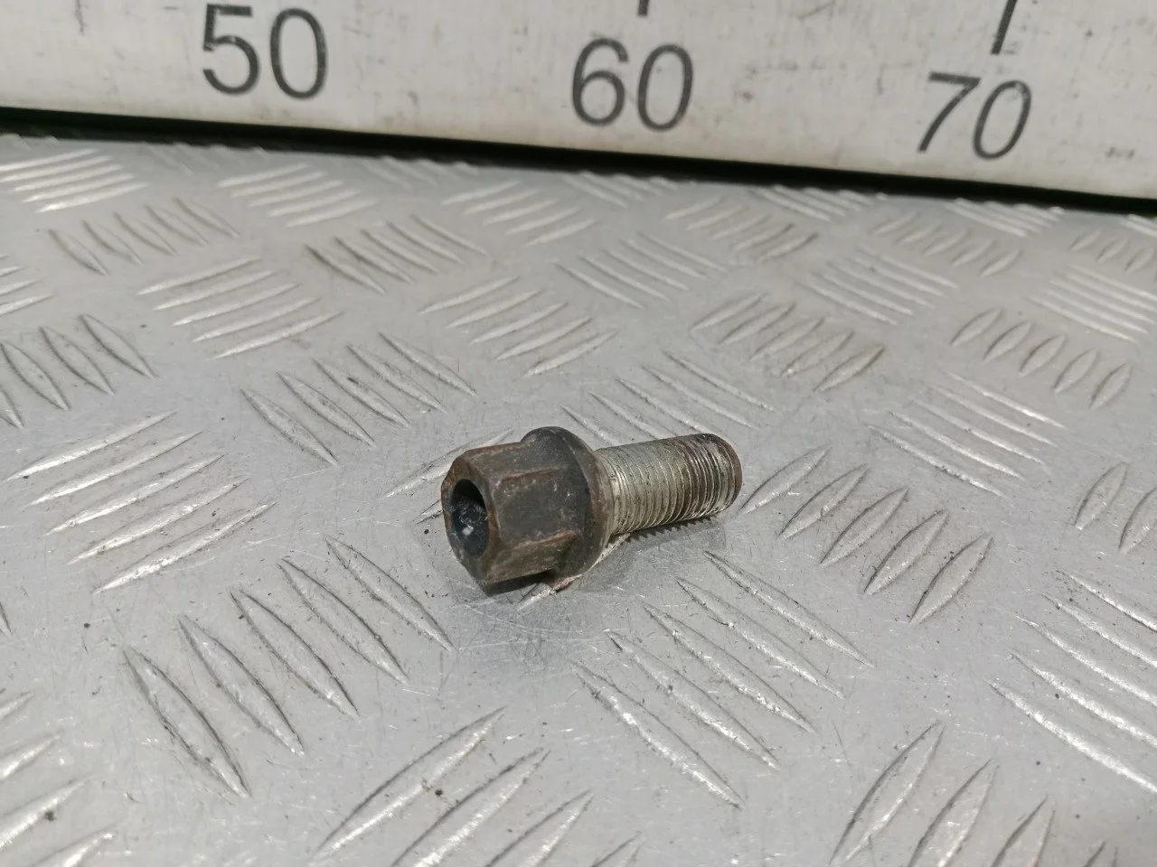 [Б/У] Болт колесный M14X1,5X27 [Код: 00611082 ]