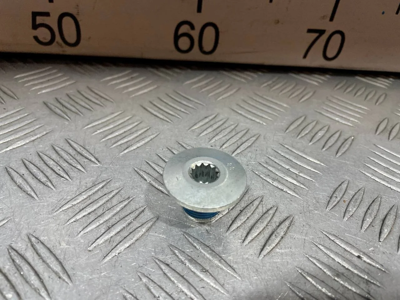 [Б/У] Болт крепления руля M18X1.5X18 VW [Код: 00641859 ]