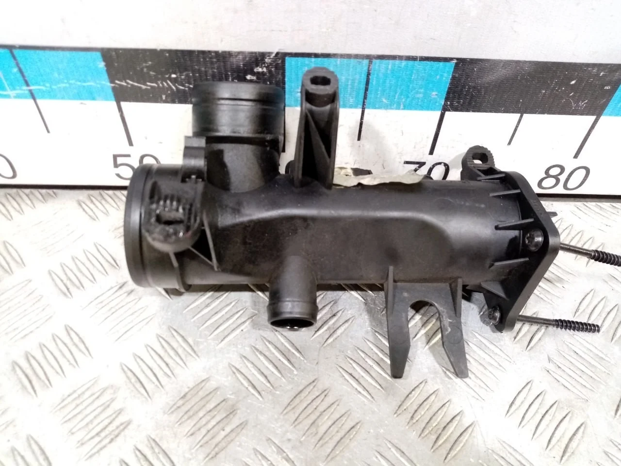 [Б/У] Воздуховод впускной - Скол одного крепления [Незначительные дефекты] [Код: 00543753 ]