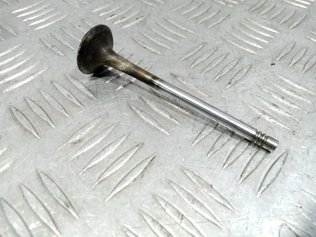 [Б/У] Выпускной клапан двигателя 6х28х101.9 [Код: 00585878 ]