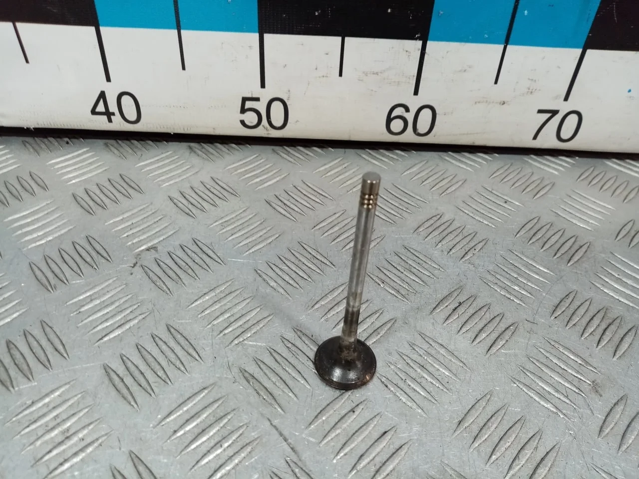 [Б/У] Выпускной клапан двигателя 6х28х101.9 [Код: 00643845 ]