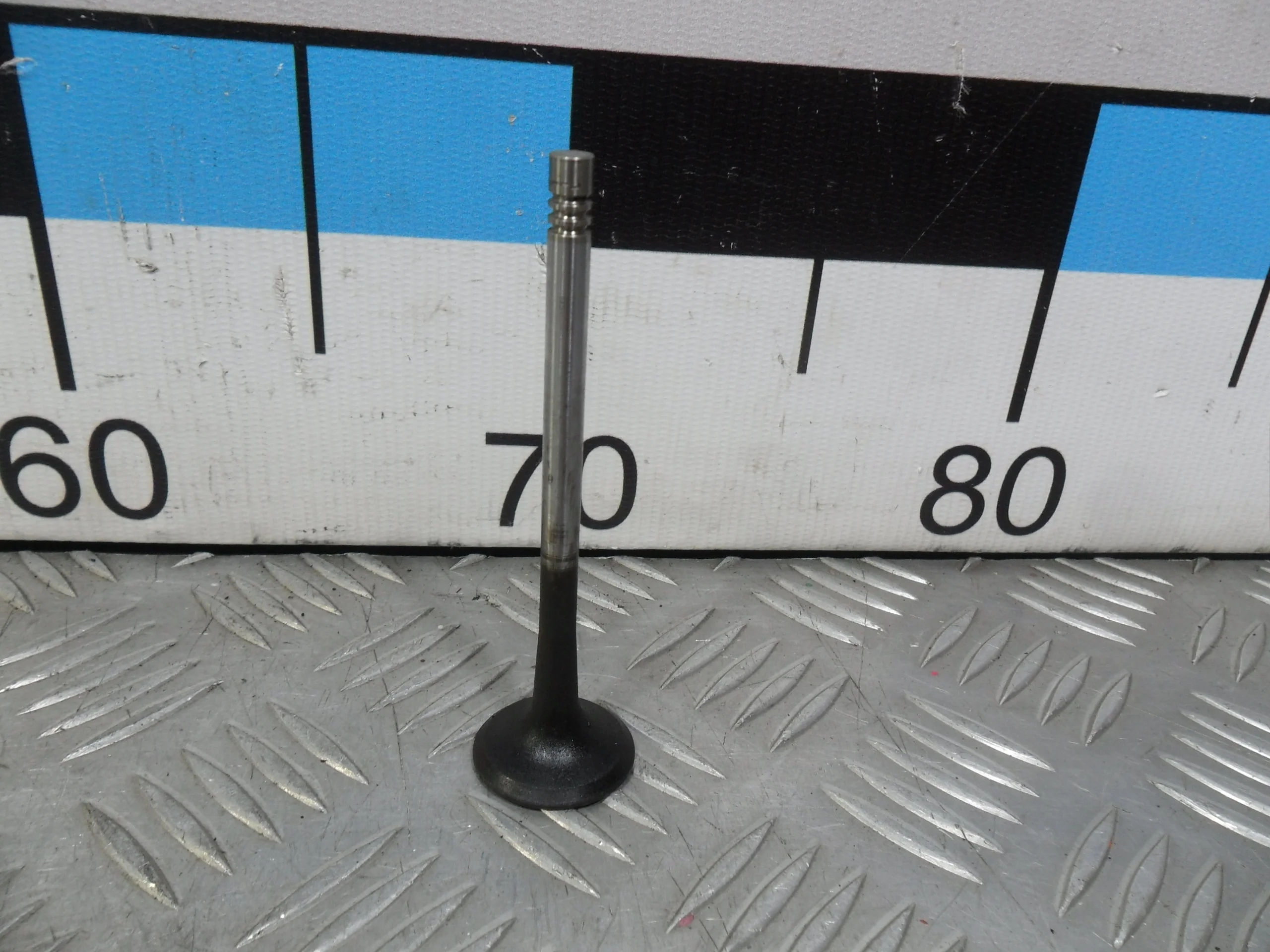 [Б/У] Выпускной клапан двигателя 6х28х101.9 [Код: 00376935 ]