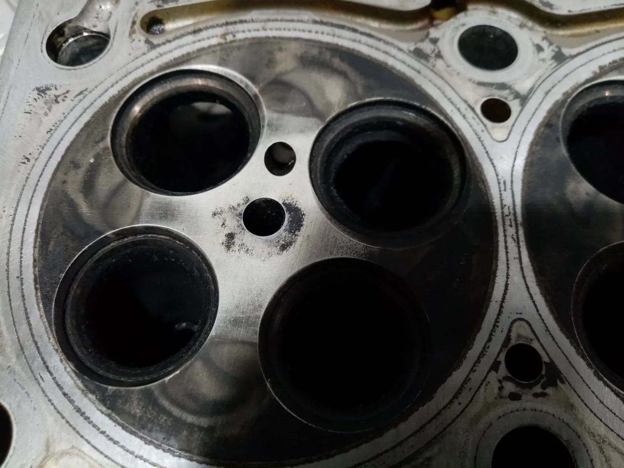 [Б/У] Головка блока цилиндров левая 4-6 цилиндр [Код: 00685456 ]