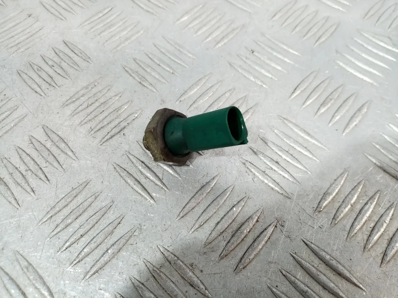 [Б/У] Датчик давления масла (зеленый) [Код: 00617728 ]