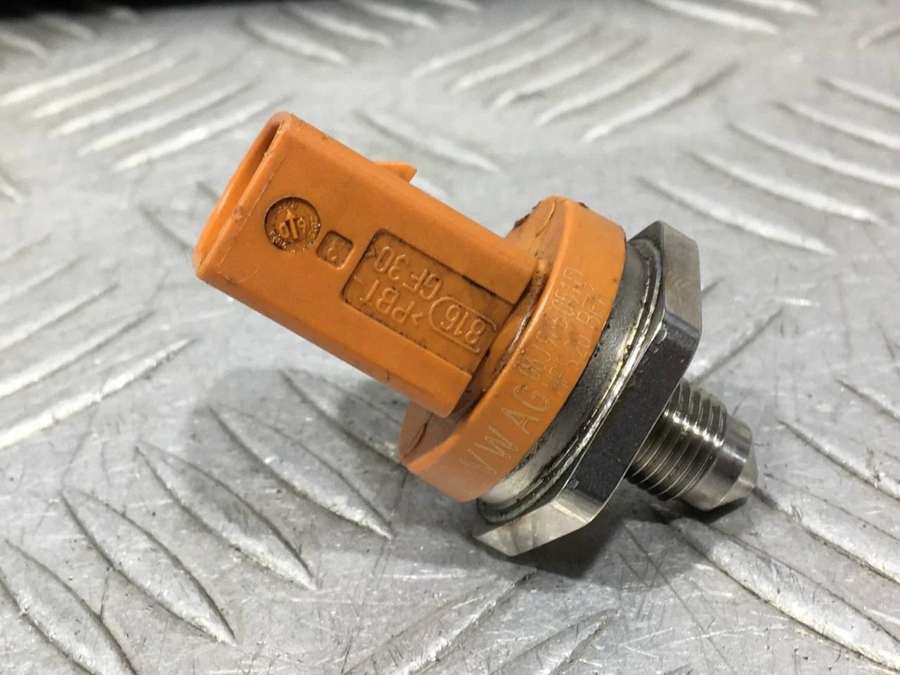 [Б/У] Датчик давления топлива VAG - (Состояние: Отличное, пробег 82т) [Код: 00685398 ]