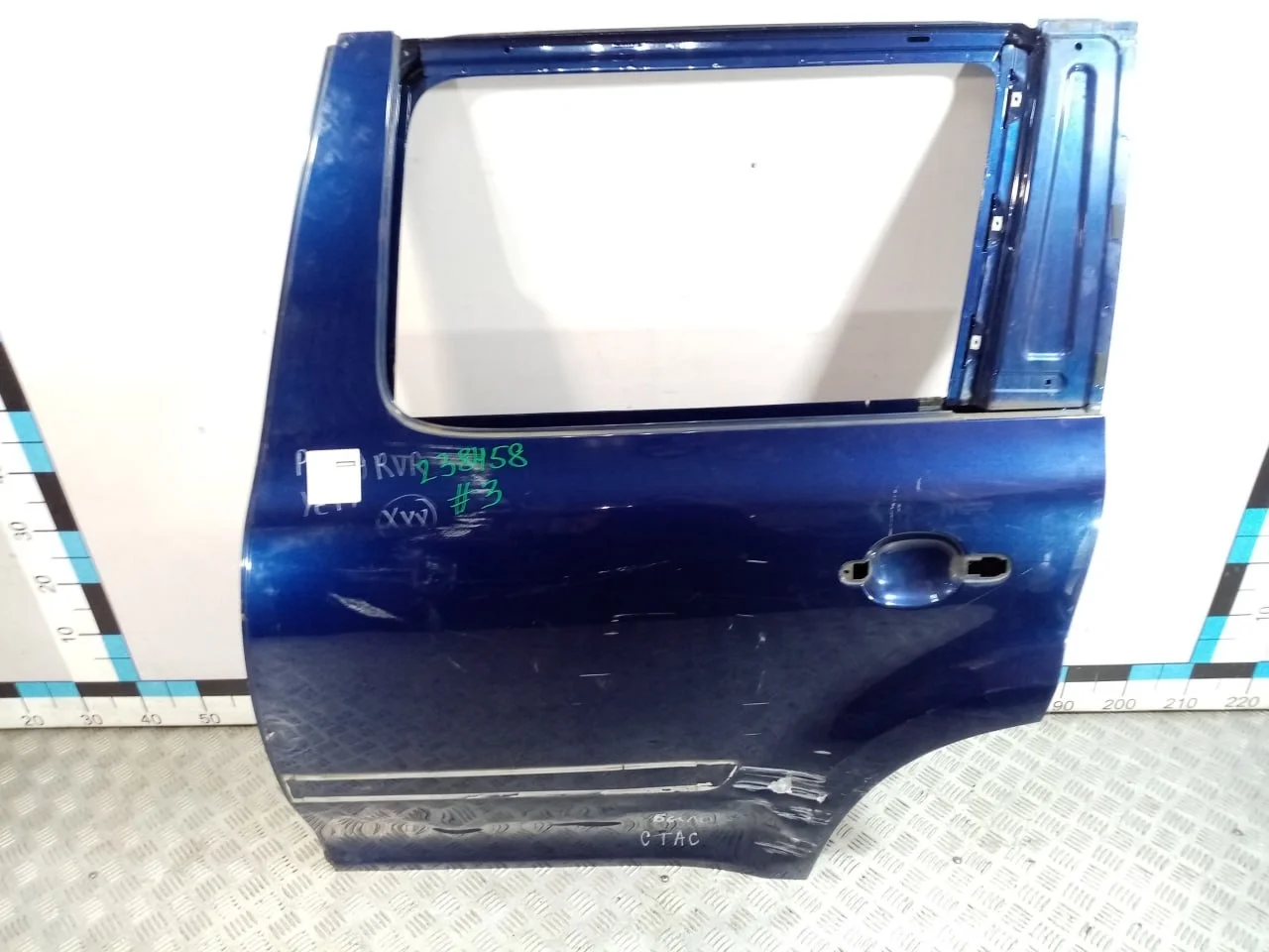 [Б/У] Дверь задняя левая Skoda Yeti - Вмятина в правой нижней части [Под ремонт] [Код: 00508261 ]