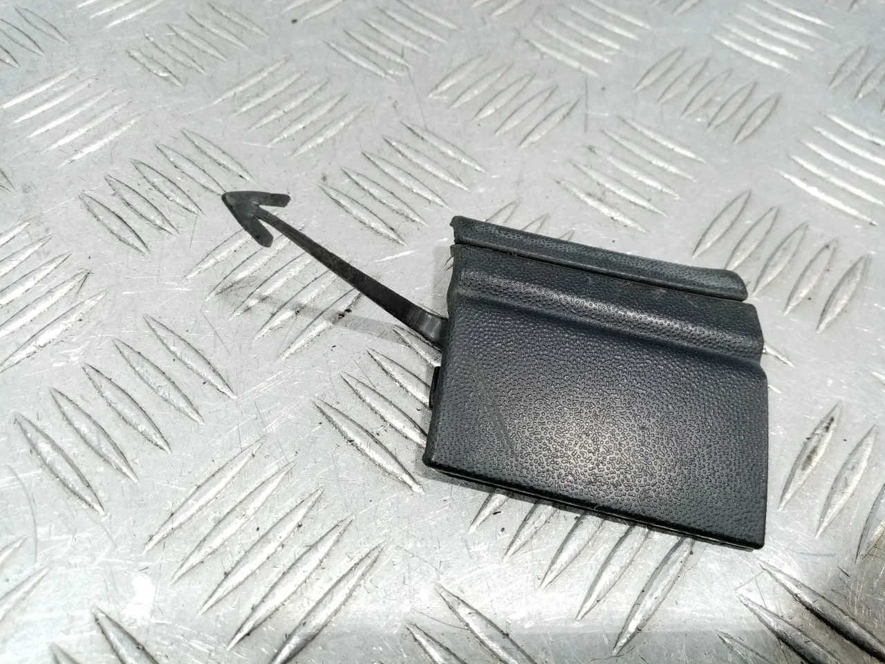 [Б/У] Заглушка буксировочного крюка передняя левая [Код: 00599008 ]