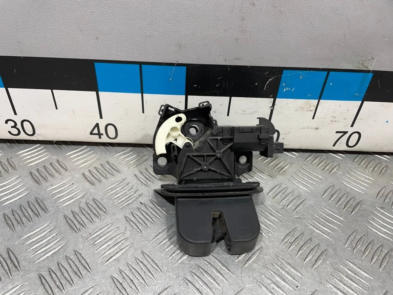 [Б/У] Замок багажника - (Состояние: в сборе с накладкой 4L0827520) [ХОРОШЕЕ] [Код: 00667535 ]