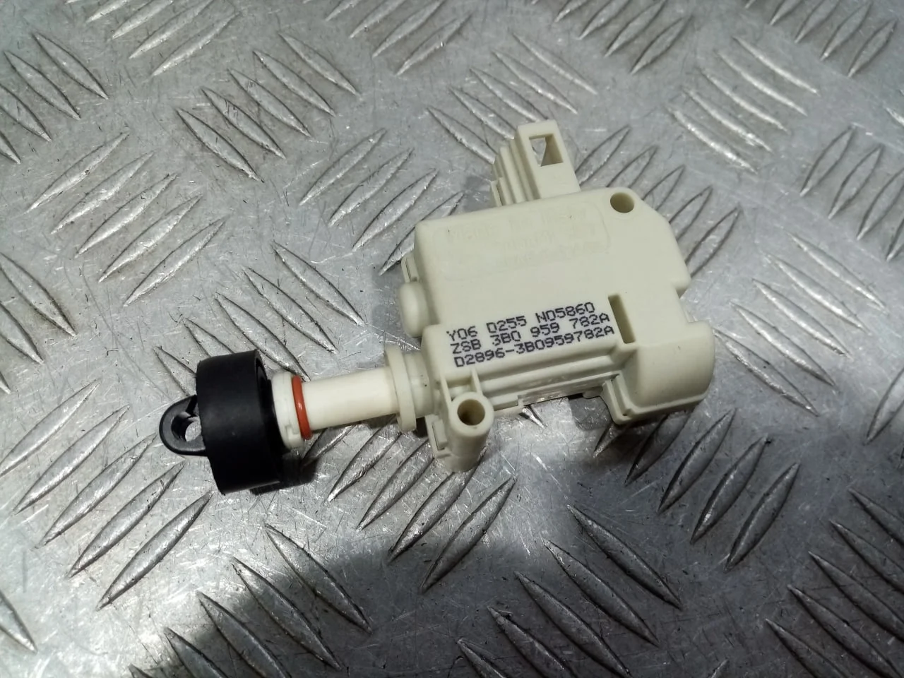 [Б/У] Замок бардачка активатор Audi [Код: 00647823 ]