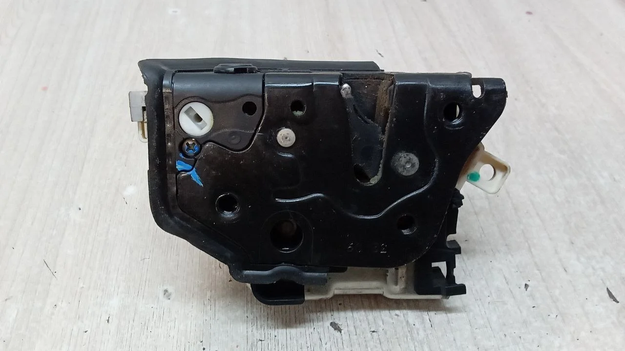 [Б/У] Замок двери задней левой [Код: 00657761 ]