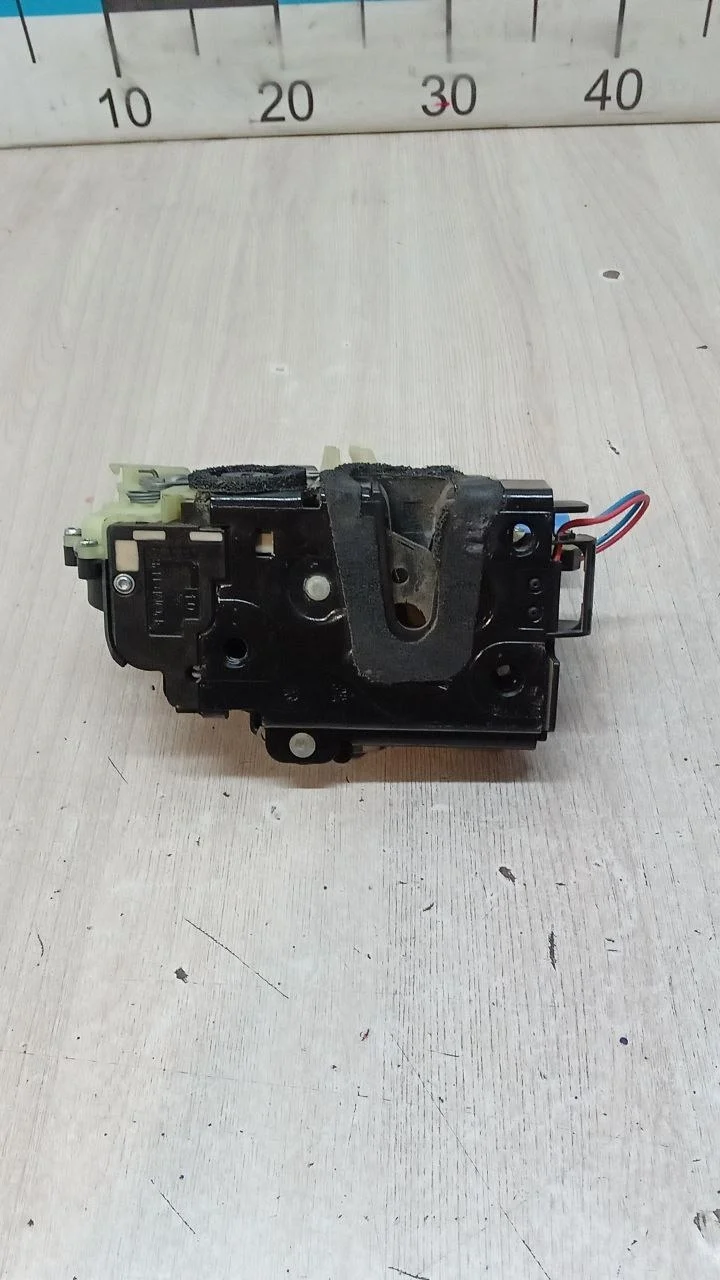 [Б/У] Замок двери задней левой VW Polo [Код: 00650881 ]