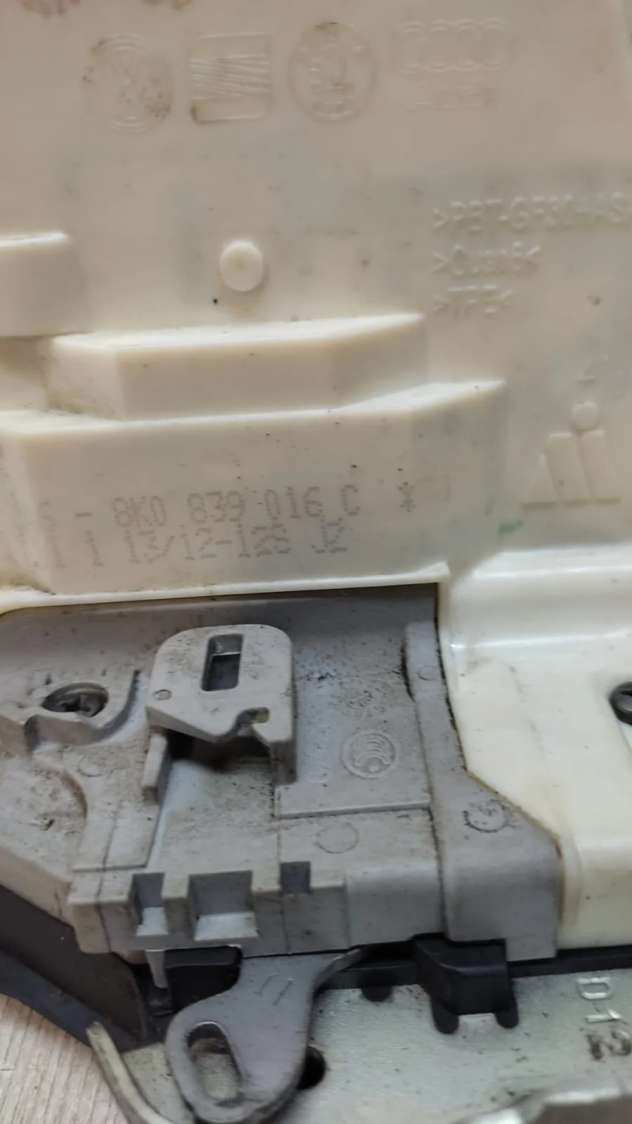 [Б/У] Замок двери задней правой [Код: 00483354 ]