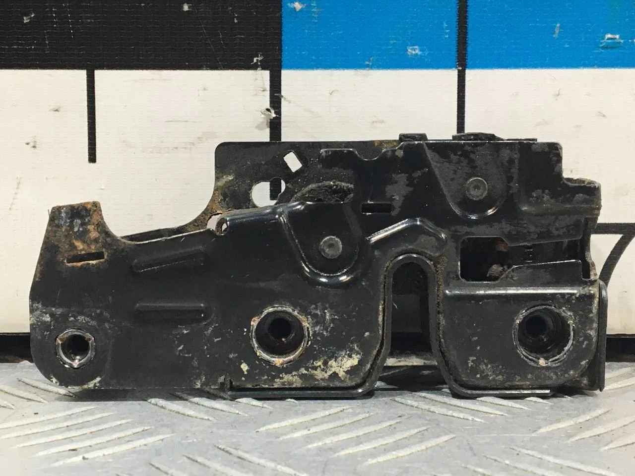 [Б/У] Замок капота на панель Audi Q7 [Код: 00654174 ]