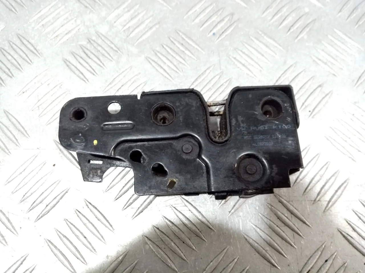 [Б/У] Замок капота на панель Audi Q7 [Код: 00659820 ]