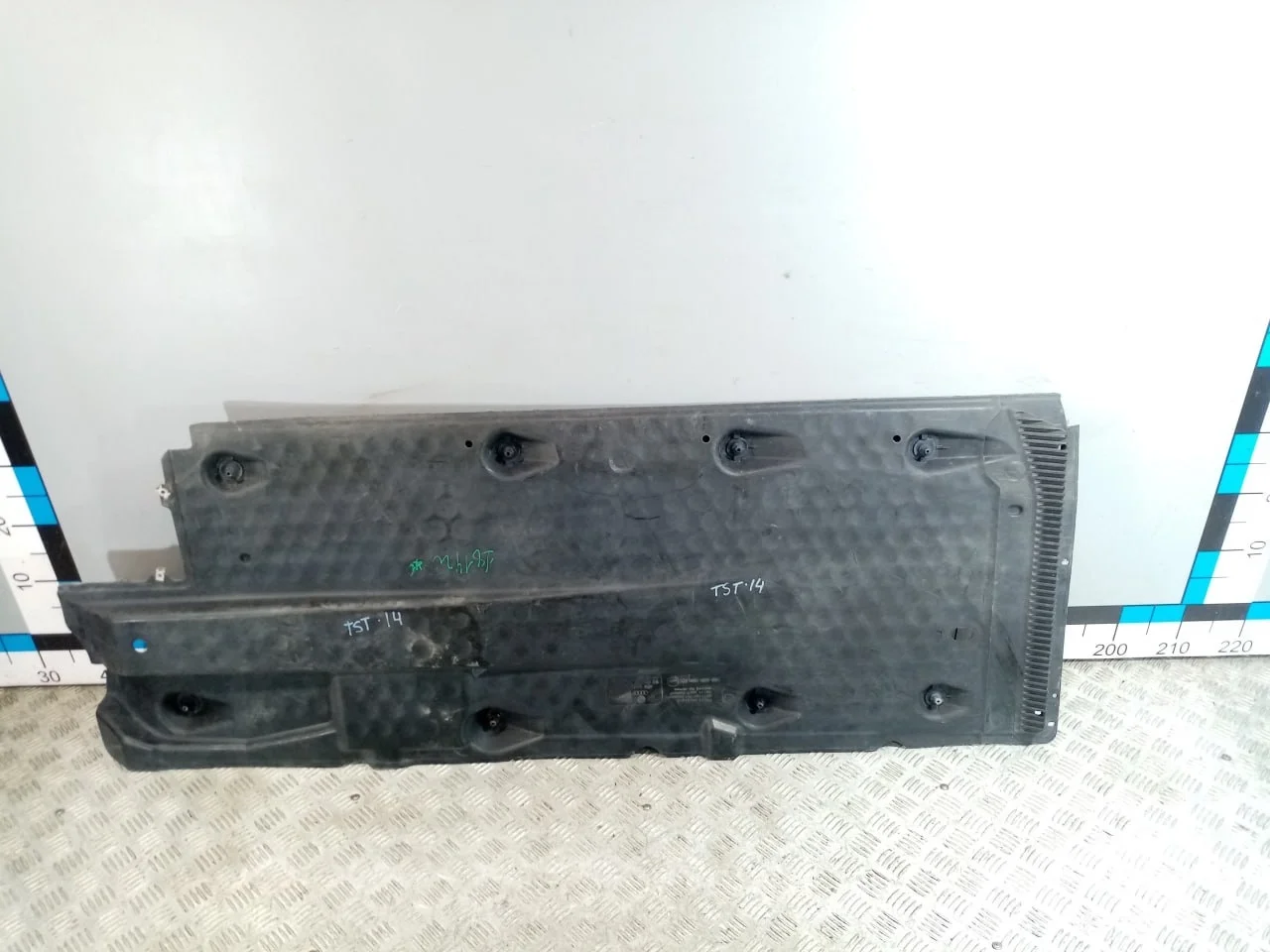 [Б/У] Защита антигравийная левая - Трещина [Незначительные дефекты] [Код: 00652322 ]