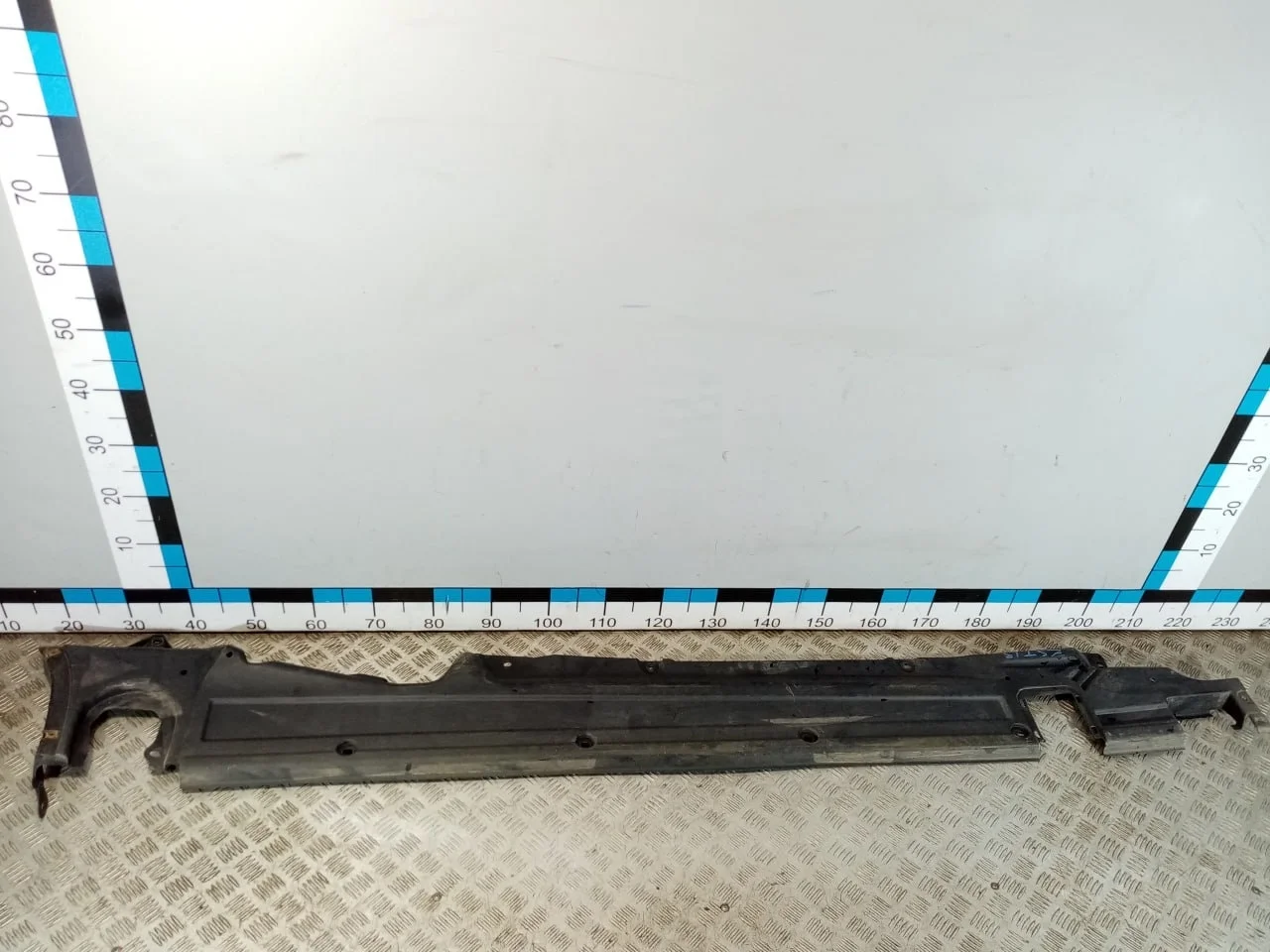 [Б/У] Защита антигравийная правая [Код: 00680842 ]