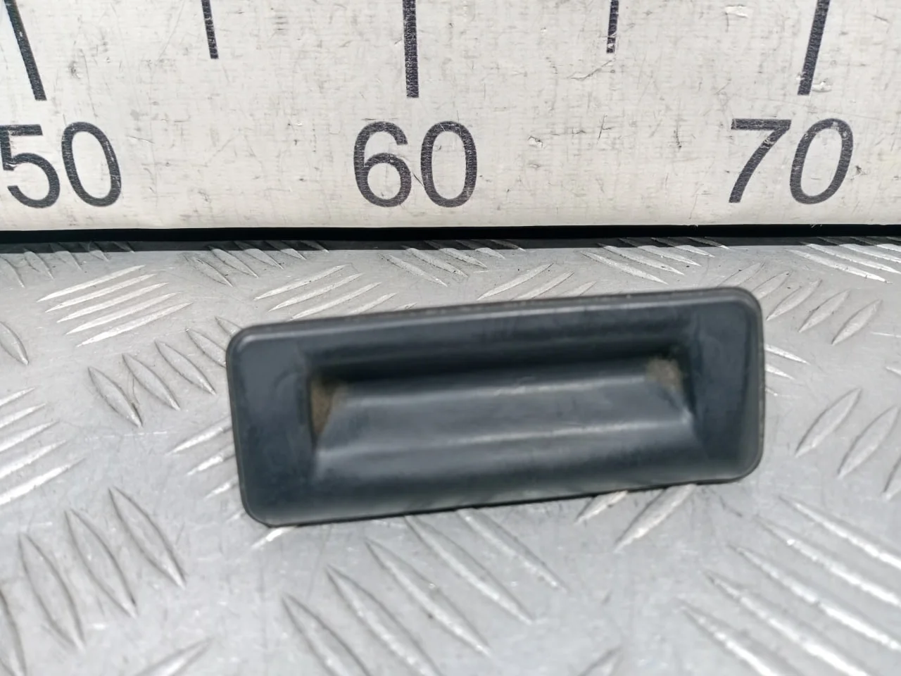 [Б/У] Кнопка открывания багажника Skoda - Скол пластика [Незначительные дефекты] [Код: 00595202 ]