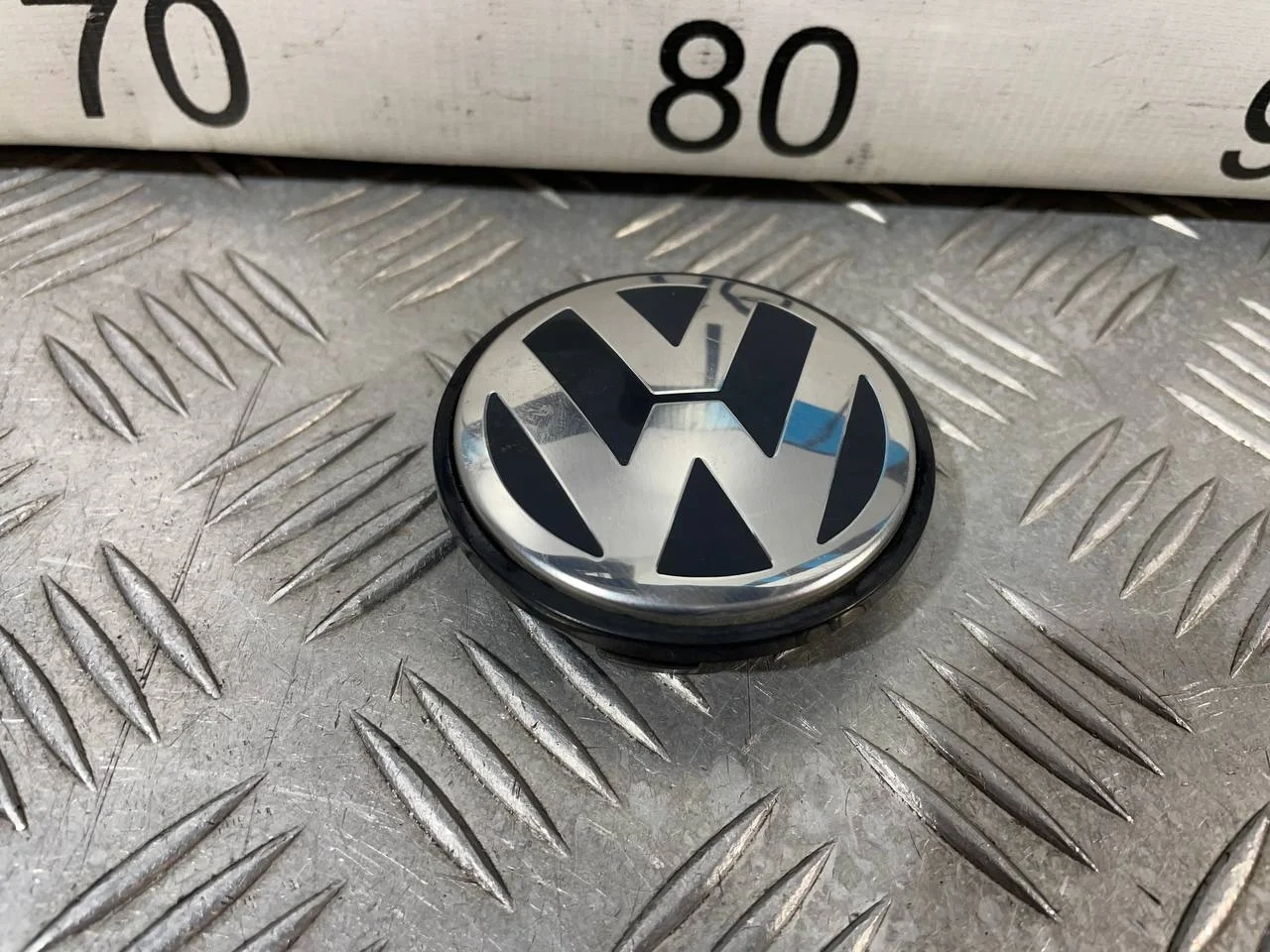 [Б/У] Колпак декоротивный легкосплавного диска - (Состояние: вмятина) [ХОРОШЕЕ] [Код: 00685936 ]