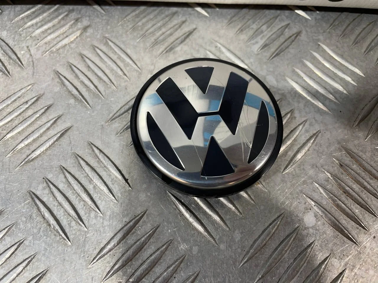 [Б/У] Колпак декоротивный легкосплавного диска - (Состояние: царапина) [ХОРОШЕЕ] [Код: 00685937 ]