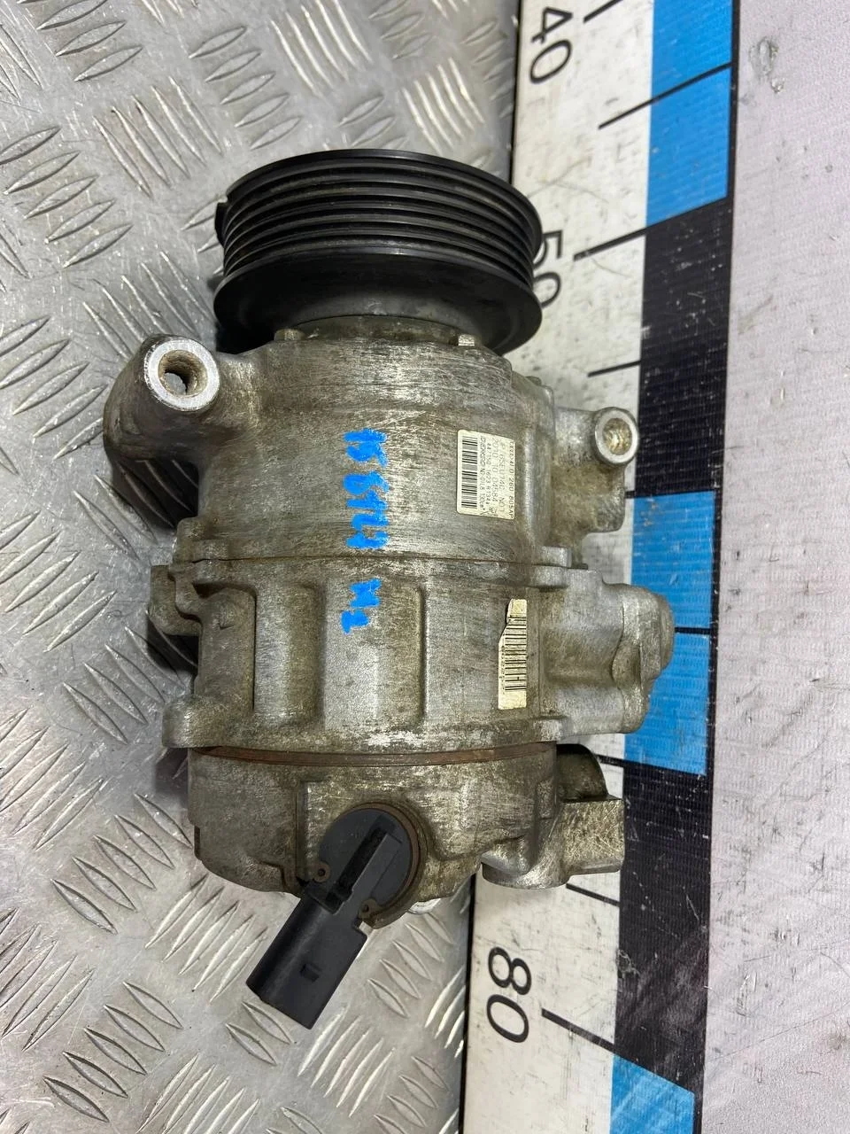 [Б/У] Компрессор кондиционера - Незначительный скол пластика на шкиве [ХОРОШЕЕ] [Код: 00608622 ]