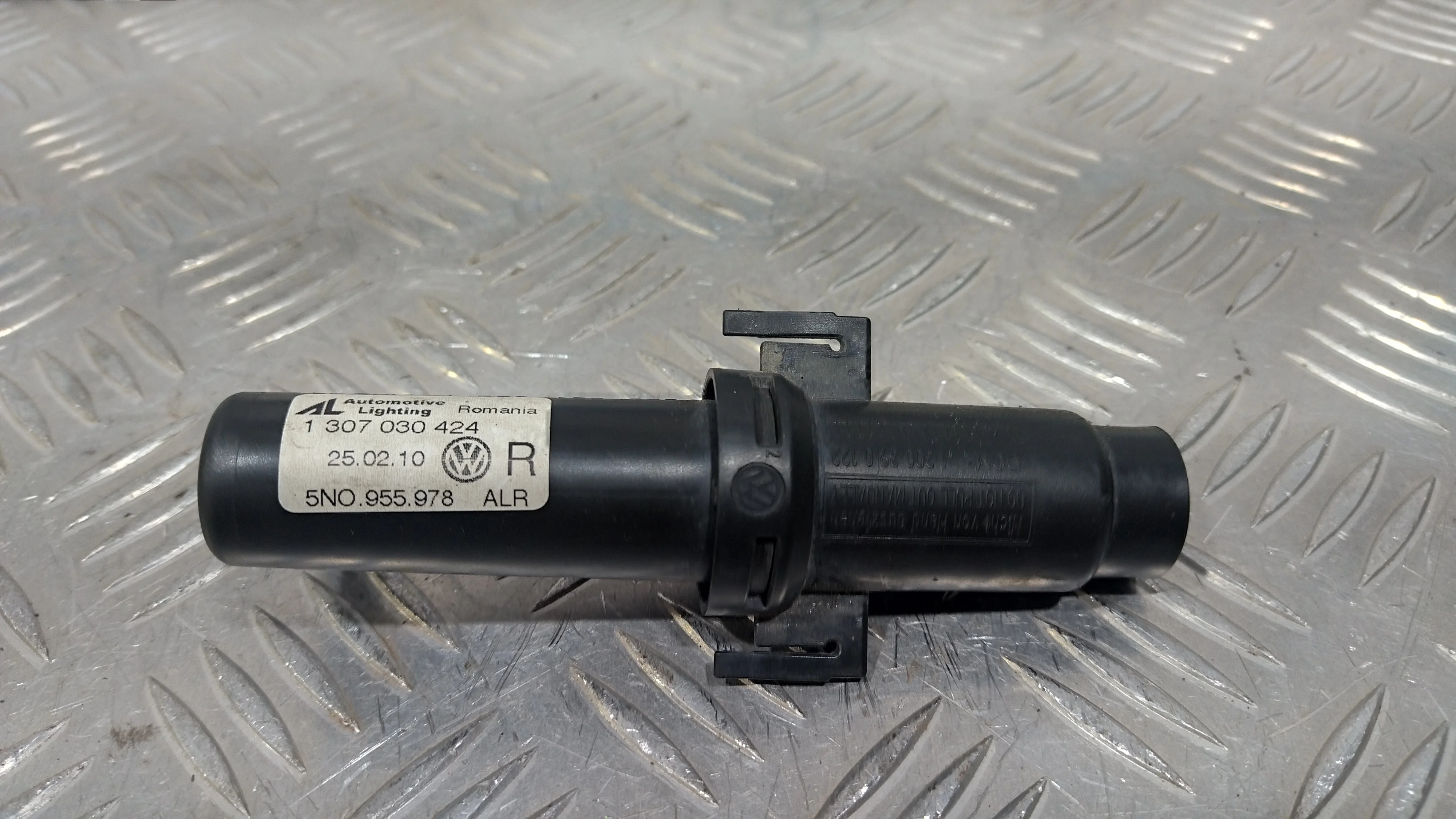 [Б/У] Корпус форсунки омывателя фары VAG [Код: 00370427 ]