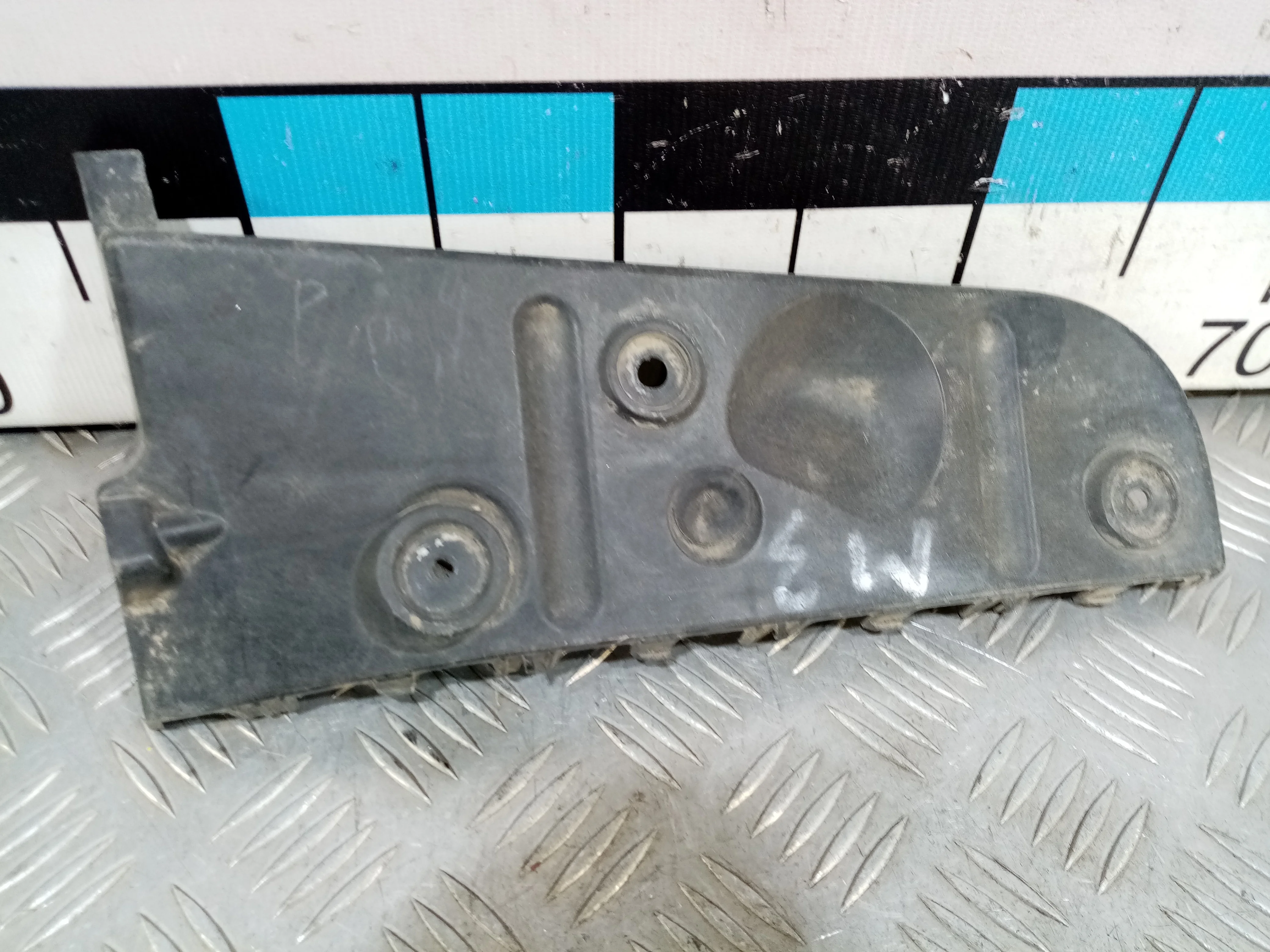 [Б/У] Кронштейн бампера заднего левый А4 [Код: 00392749 ]